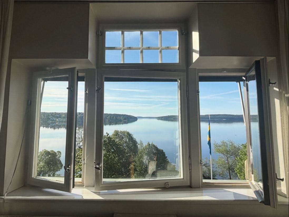 Välkommen till vårt vackra lilla hotell vid Mälaren. Boka gärna ett rum med utsikt 💙
#rummedutsikt #roomwithaview #zimmermitaussicht