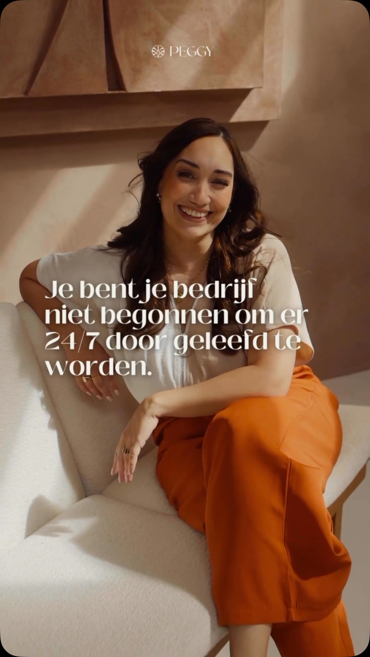 Je bent je bedrijf niet begonnen om er 24/7 door geleefd te worden.
Je begon vanuit een passie.
Omdat je goed bent in wat je doet.
Omdat je iets wilde opbouwen dat van jou is.
Omdat ondernemen vrijheid zou geven.
En toch zit je om 20:47 op de bank.
Met je gezin.
Film staat aan.
Je laptop is dicht.
Maar in je hoofd ben je nog aan het werk.
Je denkt aan die offerte die nog weg moet. Aan die klant die op antwoord wacht. Aan wat je morgen moet posten.
Dus pak je toch even je telefoon.
Omdat te veel dingen pas gebeuren zodra jij eraan denkt.
En zolang dat zo is, ben je nooit echt klaar.
Ook niet als je werkdag officieel voorbij is.
Daarom bouwen we samen niet alleen aan meer omzet.
We bouwen samen aan een bedrijf waarin een klant weet wat de volgende stap is, zonder dat jij het steeds opnieuw hoeft uit te leggen.
Waar een geïnteresseerde niet verdwijnt omdat jij een dag niet opvolgt.
Waar jij om 17:00 je laptop dichtdoet en de rest van de avond niet meer hoeft te onthouden wat er morgen allemaal moet gebeuren.
Daar bouwen we voor🤍
Samen aan de slag? DM me even voor het tijdelijke aanbod! Doe het gratis business assessment op mijn website, die geeft aan wat nu het beste zou passen!