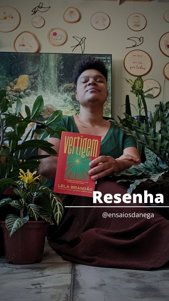 #ParceirosDaSextante Alguns livros deixam frases marcadas. Vertigem da @lela.brandao deixou pausas.
Ao longo da leitura, não senti que alguém estava tentando me ensinar a viver melhor. Senti uma mulher dividindo, com honestidade, as perguntas que também a atravessam. Talvez tenha sido por isso que esse livro me tocou tanto.
Ele fala sobre ansiedade, produtividade, descanso, identidade e presença, mas, acima de tudo, fala sobre a coragem de continuar curiosa diante da vida.
Fechei a última página sem a sensação de que precisava mudar quem eu era. Saí apenas um pouco mais presente. E isso já é muita coisa.
📚 Você já leu um livro que não trouxe respostas, mas fez perguntas que ficaram com você?
_______________
❤️ Este exemplar foi enviado pela @editorasextante por meio do Programa de Parceiros. As opiniões compartilhadas aqui refletem a minha experiência de leitura.
#livros #resenhaliteraria #Vertigem #LelaBrandão EnsaiosDaNega