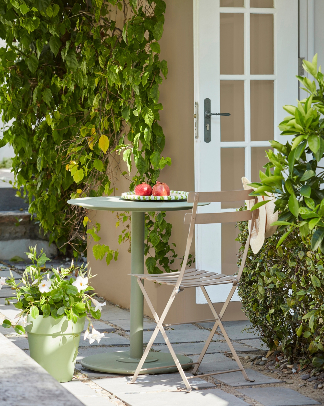 Ob großer Garten oder Balkon mit schlichter Bepflanzung: Mit natürlichen Farbtönen kannst du deine Gartenmöbel harmonisch auf ihre Umgebung abstimmen. Lute ist ein eleganter Neutralton und eine besonders schöne Wahl für den Außenbereich.
Wand: Lute™ 317 in Intelligent Masonry Paint
Tür: Shirting® 129 in Intelligent Exterior Eggshell
Tisch: Sage Green™ 80 in Intelligent Exterior Eggshell
Stuhl: Lute™ 317 in Intelligent Exterior Eggshell