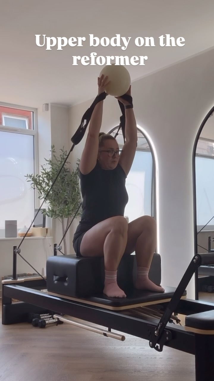 If you spend your day hunched over a desk or driving, your shoulders need this. 🖥️🚗
Reformer upper body work isn’t just about strength, it’s about:
Better posture (opening up the chest)
Relieving tension in the neck and upper back
Improving joint mobility so you can move pain-free
Who is this for? Anyone looking to stand a little taller and shake off daily tightness!