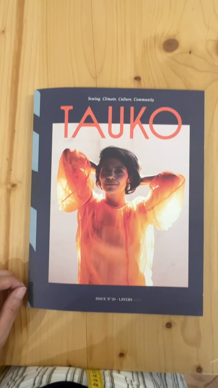 Ich freue mich jedes Mal, wenn eine neue Ausgabe des TAUKO Magazins @taukomagazine erscheint – und Issue No. 20 ist wieder etwas ganz Besonderes. 🤍🤗
Das Thema *Layers* zeigt, wie vielseitig Kleidung sein kann: verschiedene Stoffe, raffinierte Details und Schnitte, die sich wunderbar kombinieren lassen. Mit 11 Schnittmustern, spannenden Artikeln und jeder Menge Inspiration ist dieses Heft ein echtes must have für alle, die gerne nähen.
✨ Ab sofort bei mir im Atelier erhältlich – komm gerne zum Durchblättern vorbei! 🫠🌻🥰
#taukomagazine #taukoissue20 #nähen #stoffgeschäft #miasatelier