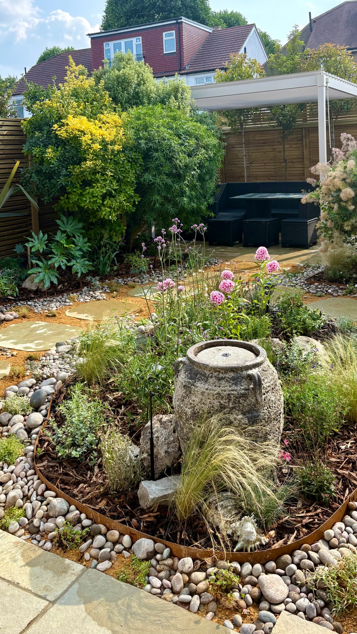 Visit www.agatahendersongardendesign.co.uk for more details about garden design for small urban spaces!#gardendesign #plantingdesign #wildlifefriendly #gardentransformation