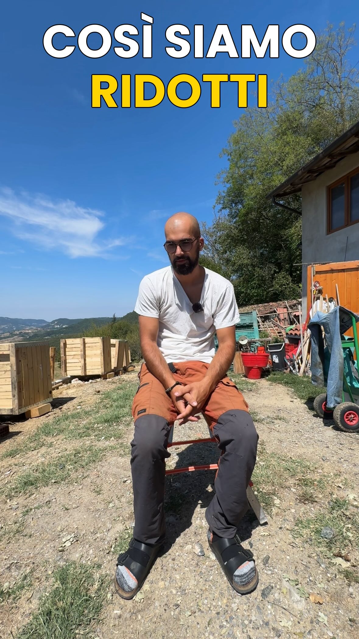 Eccoci con un aggiornamento, e non è dei più semplici.
Sabato sera 30 minuti di grandinata hanno devastato quasi tutte le nostre coltivazioni: il fragoleto non esiste più, il meleto è distrutto, l’impianto dei fagioli, i porri, le cipolle, le zucche… tutto è stato falciato via. Le patate sono salve ma con una resa ridotta. Le nostre coraggiose api hanno retto bene, solo qualche perdita. Le galline sono scosse ma stanno bene.
In pratica abbiamo perso quasi tutto quello che avremmo venduto da qui alla prossima semina.
In questi giorni ci avete scritto in tantissimi e ci avete chiesto come potete darci una mano. Prima di tutto: grazie di cuore, davvero. Ecco come:
🥔 Scegliete i nostri prodotti: patate, miele e uova. Venite a trovarci ogni venerdì al mercato di Varzi, oppure in azienda agricola (in questo caso, avvisandoci prima).
📣 Passaparola. Conoscete un ristorante o un’attività a cui potrebbero interessare le nostre patate? Mandateci un contatto, o fornite loro il nostro.
🐔 La raccolta fondi per il portico è ancora aperta. Anche solo condividerla alle vostre reti aiuta. Adottare una gallina o un giro in trattore rimangono sempre ottime idee regalo da suggerire ai vostri amici. 👉 Trovi il Link in Bio
Nel frattempo noi lavoriamo sodo. Stiamo già cercando di capire come ripartire e quali colture provare a seminare per l’autunno-inverno. Vi teniamo aggiornati.
Continuate a volerci bene come state facendo. Ogni messaggio conta più di quanto pensiate. Ogni piccolo gesto ci dà la forza di ricominciare. 🌱
Grazie di cuore 💚
Andrea e Giulia