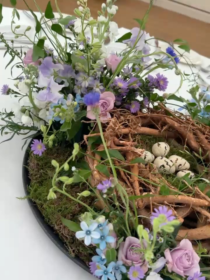 When your lovely couple had a garden bird theme and asked for nests nestled amongst meadow flowers with lots of moss of course we delivered. Each table had a different bird and the nest housed eggs decorated by the Bride to match the bird. I didn’t know that a Robin has a turquoise egg! Every day is a school day!! ❤️ x