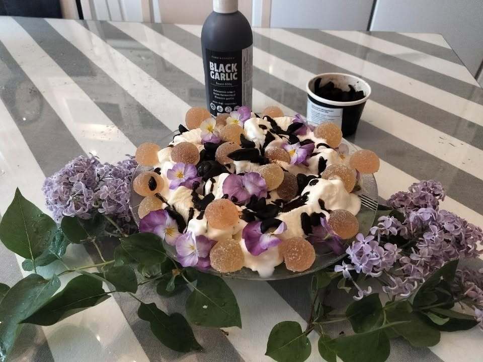 Tämä Elvin luoma todellinen kesäherkku kasaantuu minuuteissa!❤️ 🤩
Jäätelöannos Fifth Flavour twistillä!😋
Ainekset:
1 litra vanilja jäätelöä.
Fifth Flavour umamikastiketta
Fifth Flavour musta valkosipulia
Marmeladi kuulia
📷 👨🍳: @arkiseikkailua