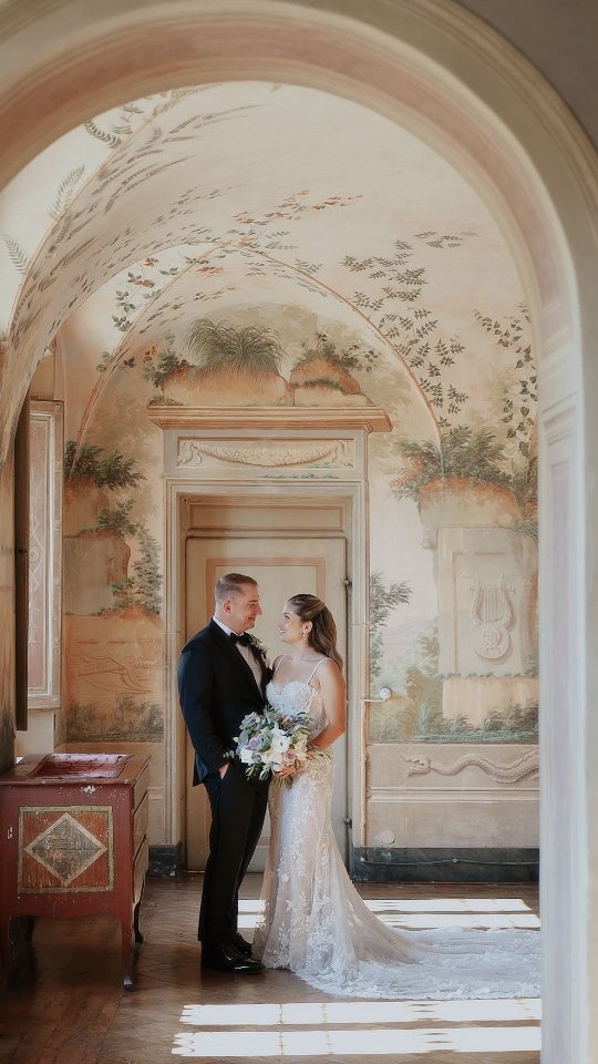 Two days. One unforgettable Tuscan story.
An authentic Italian welcome party with pizza, spritz, and the warmth of local traditions, followed by an effortlessly elegant celebration at Villa Catignano. Framed by Tuscany's iconic landscapes and the kind of light that never disappoints.
Some places simply speak for themselves.
🤍
_______
Wedding Planning: @lovestoryeventsitaly
Venue: @villa_catignano
Photographer: @agallucci_photo
Videography: @gioderosavideographer
Florist: @mainardi_fiori
Makeup/Hair: @alessandromancinostudios
Lights: @allexisevents
@class_ricevimenti
See more works⬇️
https://www.gioderosavideographer.com/
.
.
#weddingfilm #wedding #weddingvideo2026 #wedding2027