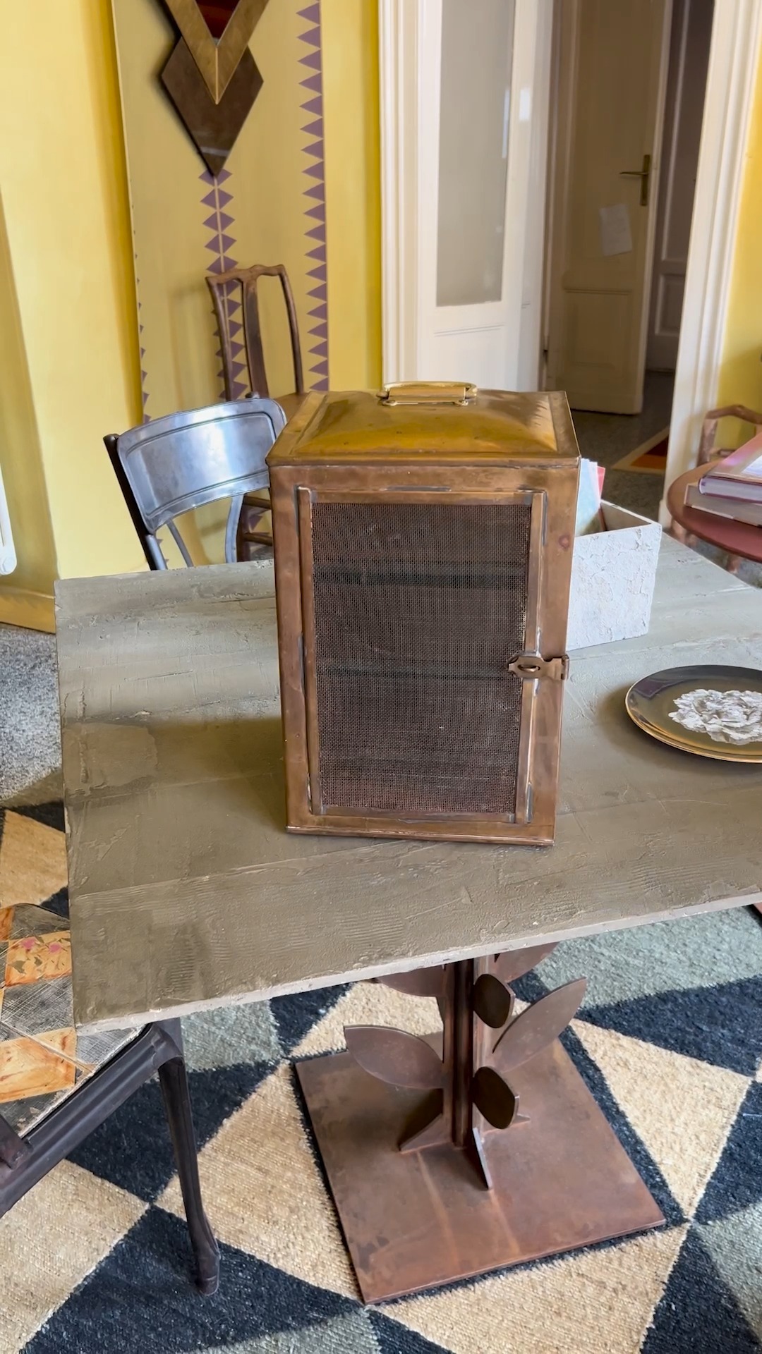 Nonòzio è insieme negozio, laboratorio e scenografia. Uno spazio dove si incontrano lampade e lampadari, tappeti, carte dipinte e stampate, decorazioni murali, ceramiche, specchi, mobili e oggetti pensati per uno scopo e talvolta reinventati per un altro. Ma soprattutto è un luogo di relazione: tra chi immagina e chi realizza, tra progettista, artigiano e visitatore.
Nonòzio vuole essere un luogo di affetto e di scoperta, dove gli oggetti non sono soltanto scelti, ma sembrano a loro volta scegliere chi li incontra.