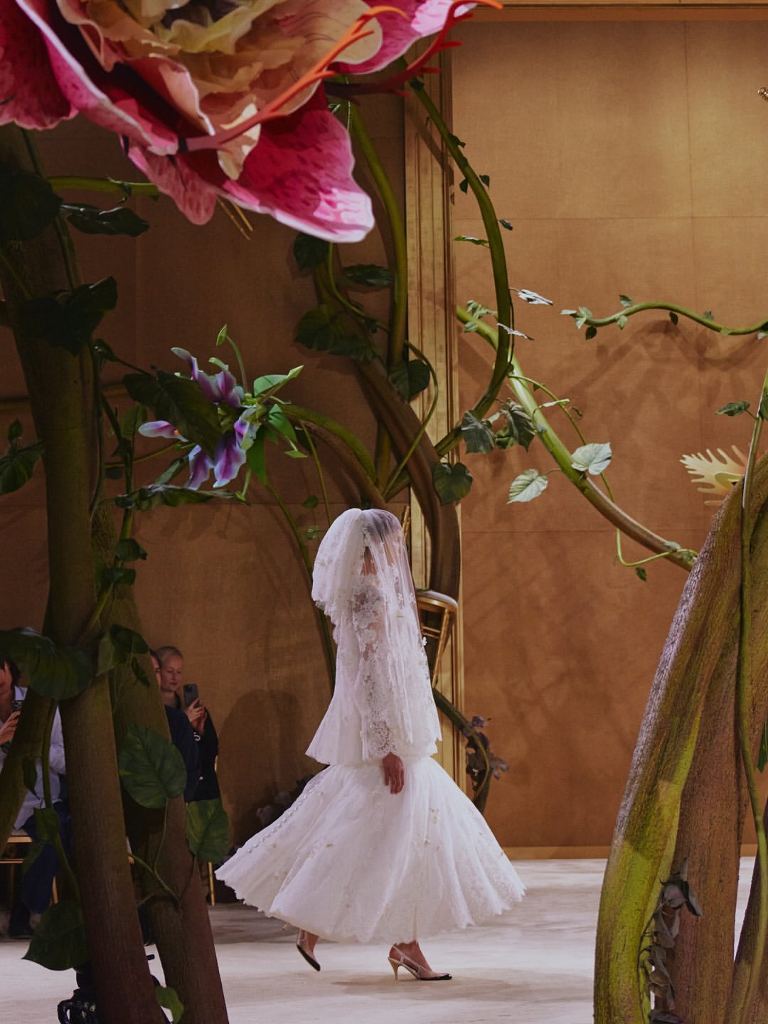✨ Quand la Haute Couture devient un conte fleuri… ✨
Pour la collection Haute Couture automne-hiver 2026-2027 de @chanelofficial, @matthieu_blazy puise son inspiration dans Les Fées, Contes des Contes, un précieux recueil qui appartenait à la bibliothèque de Gabrielle Chanel.
Dans un décor imaginé par @martinbrulestudio, où plantes ensorcelées et fleurs vénéneuses semblent avoir pris vie, chaque silhouette dévoile son pouvoir narratif et nous transporte dans un jardin merveilleux, entre rêve, mystère et poésie.
Une rencontre fascinante entre la magie des fleurs et l’excellence de la Haute Couture. 🌸✨
📷 Courtesy of Chanel