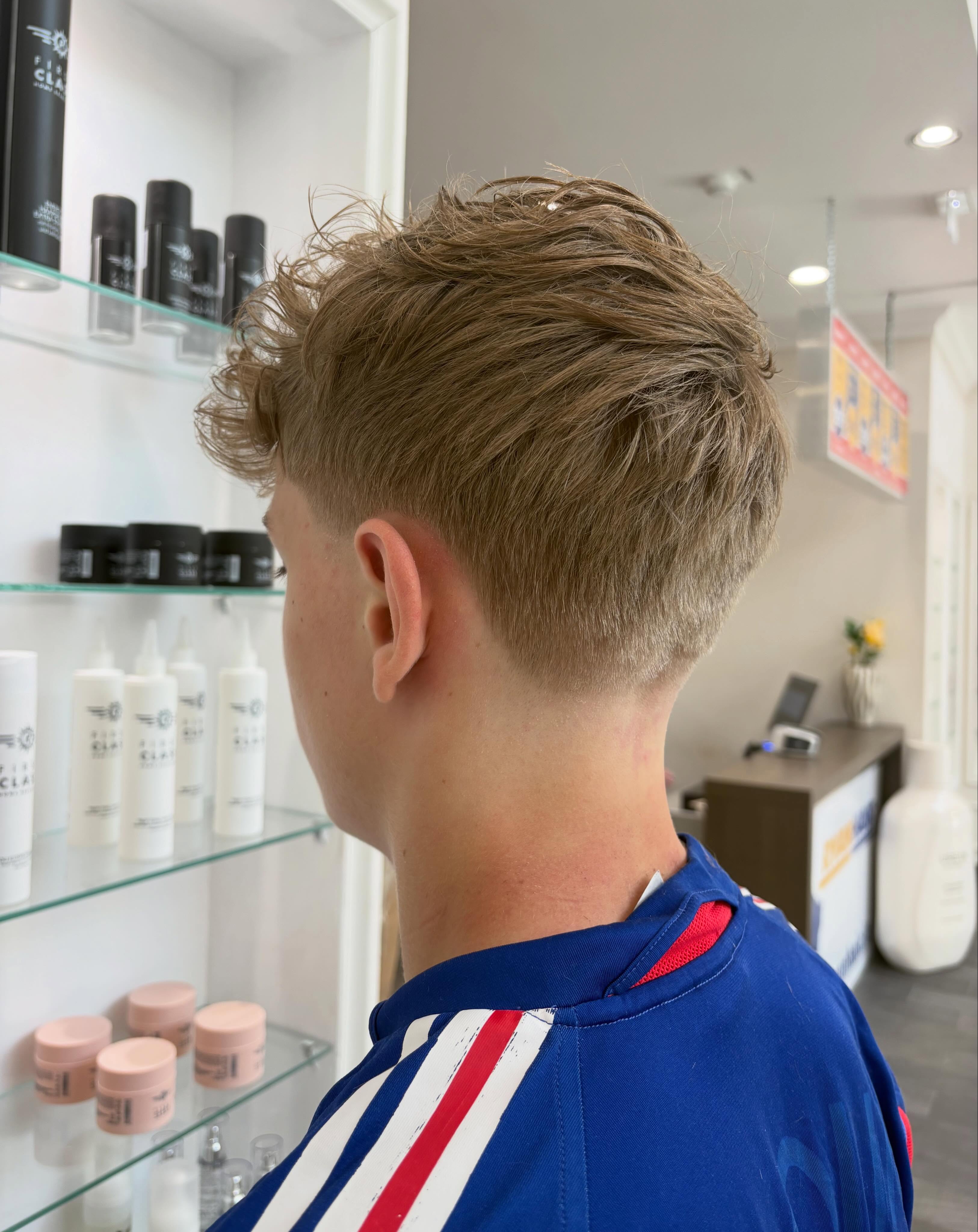 Un dégradé propre, des contours impeccables et un style qui fait tourner les têtes. 💈😎
Passe nous voir, détends-toi et repars avec une coupe qui parle pour toi.
📍 On t’attend chez Ryanhair.
✂️ Prends ton rendez-vous dès maintenant !
Par : Kylian
Ryanhair Differdange
#luxembourg #barbershop #coiffure