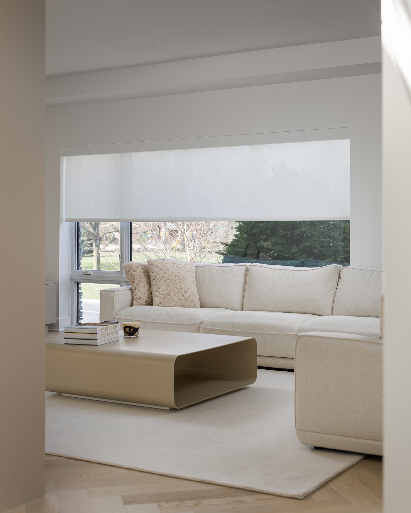 Tone on tone, from the textured cream sectional to the herringbone floors — even the custom solar shade plays along. Free consultation to match yours.
#mtlblinds #customshades #solarshade #montrealliving #interiordesignmtl #panoramicwindow