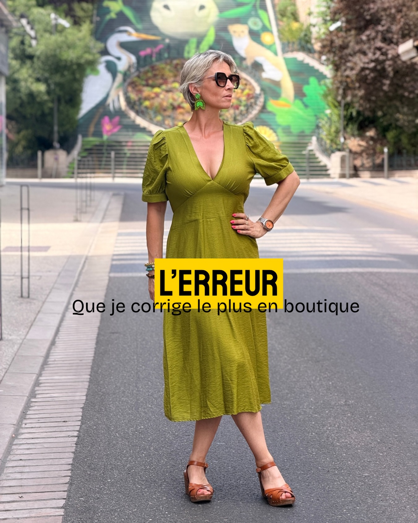 Vous savez quelle est l’une des phrases que je prononce le plus en cabine ?
👉 “Non… ne lui mettez pas une ceinture.” 🤭
On a tellement entendu qu’il fallait marquer sa taille à tout prix qu’on finit par vouloir ceinturer… absolument tout.
Et pourtant, une robe est pensée avec une construction bien précise.
✨ La robe Océane en est le parfait exemple.
Sa couture est placée juste sous la poitrine. C’est ce qu’on appelle une taille empire.
Pourquoi ça fonctionne si bien ?
💚 Elle allonge visuellement les jambes.
💚 Elle laisse le ventre totalement libre.
💚 Elle crée une silhouette fluide et féminine.
💚 Elle accompagne les mouvements sans couper la silhouette.
👉 Si on ajoute une ceinture à la taille naturelle…
…on casse complètement l’équilibre imaginé par le créateur.
La robe perd sa fluidité.
Les proportions changent.
Et, bien souvent, on obtient exactement l’effet inverse de celui recherché.
En conseil en image, on ne cherche pas à marquer la taille coûte que coûte.
On cherche à respecter la coupe du vêtement et à mettre en valeur la personne qui le porte.
C’est toute la différence. ✨
💬 Dis-moi en commentaire…
Tu fais partie de la team “je mets une ceinture sur toutes mes robes” ? Ou tu choisis selon la coupe ?
#comtessedeblois #conseilenimage #marquersataille #fabricationfrançaise🇫🇷 #vertanis