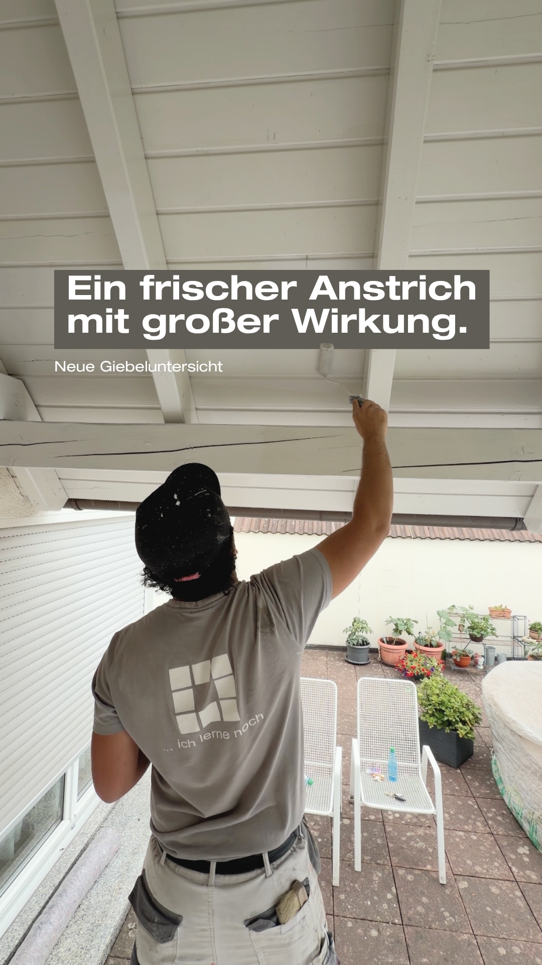 Frischer Anstrich mit großer Wirkung. 🏡🎨
Nicht nur die Fassade verdient Aufmerksamkeit, auch das Unterdach ist Tag für Tag Sonne, Wind und Wetter ausgesetzt. Mit einem professionellen Anstrich sorgen wir dafür, dass das Holz nicht nur wieder frisch aussieht, sondern auch langfristig geschützt bleibt. 💪✨
☀️ Fun Fact: Holz braucht im Grunde das Gleiche wie wir im Sommer: einen guten UV-Schutz. Ohne den richtigen Anstrich setzt die Sonne dem Holz mit der Zeit zu. Man könnte also sagen: Farbe ist die Sonnencreme fürs Haus. 😄
👉 Du möchtest dein Zuhause ebenfalls fit für die nächsten Sommer machen? Melde dich gerne bei uns – wir beraten dich persönlich und finden die passende Lösung für dein Projekt. 💛
#farbenhaus #burgau #landkreisgünzburg #schwaben #bayern #malerhandwerk #holzschutz #fassadengestaltung