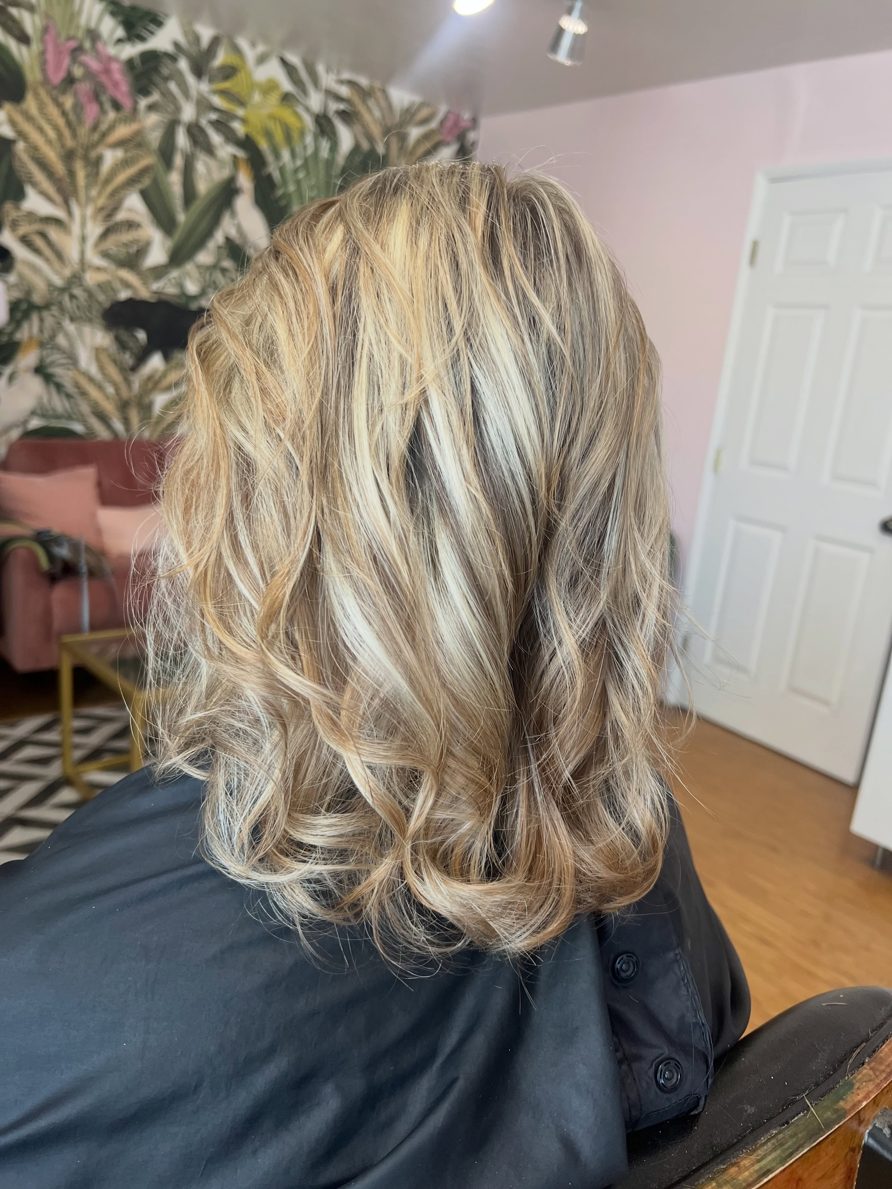 Fine hair needs special balance
.
Right amount of color
Right amount of layering, of volume product, texture placement & finishing product
.
The right balance for your particular type of fine hair