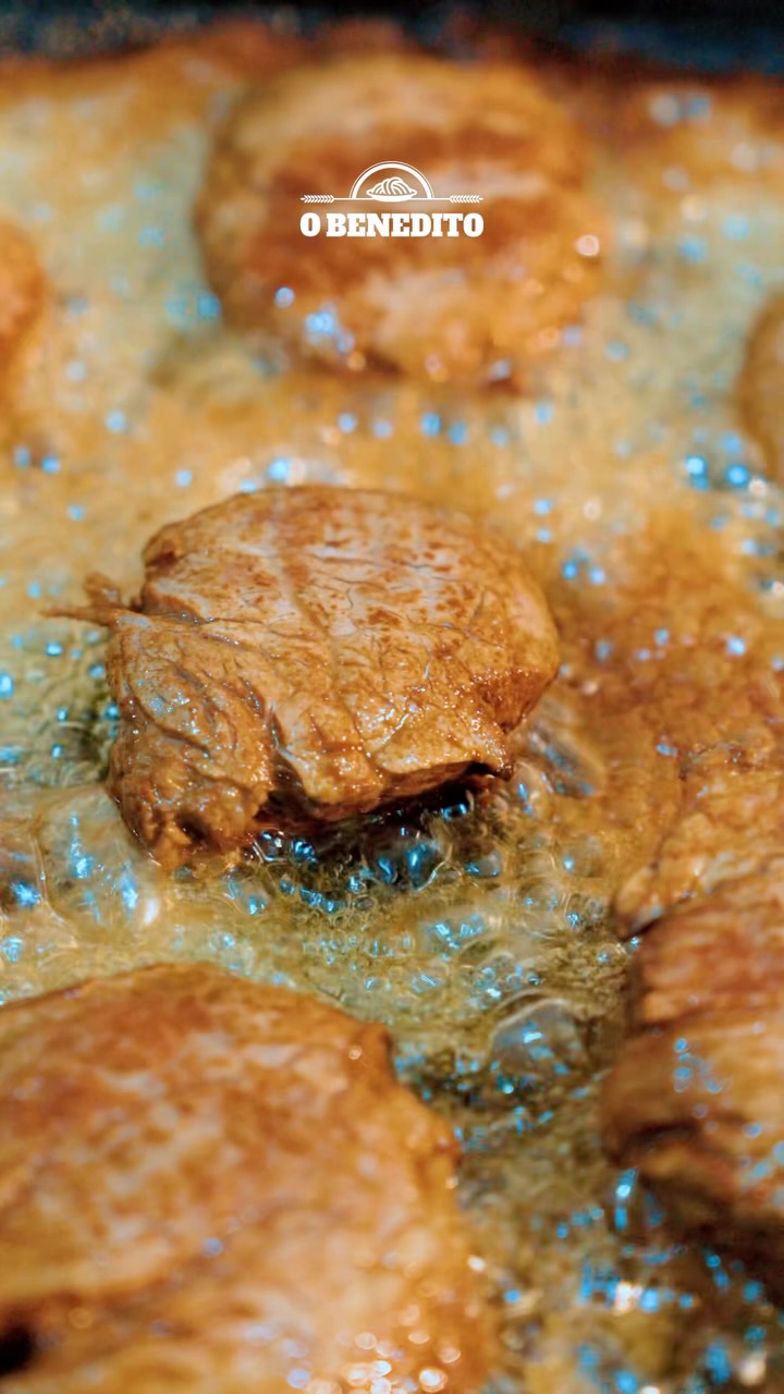 Nosso medalhão de filé mignon ao molho madeira é uma porção generosa, ideal para compartilhar e servir duas pessoas.
São aproximadamente 400 g de filé mignon, grelhados na manteiga e acompanhados de champignons e do nosso molho Madeira.
E o molho é feito com tempo e cuidado: ossos e aparas de carne são lentamente reduzidos para extrair sabor e profundidade, finalizados com vinho legítimo da Madeira.
Um clássico que respeita o tempo, a técnica e a qualidade de cada ingrediente.