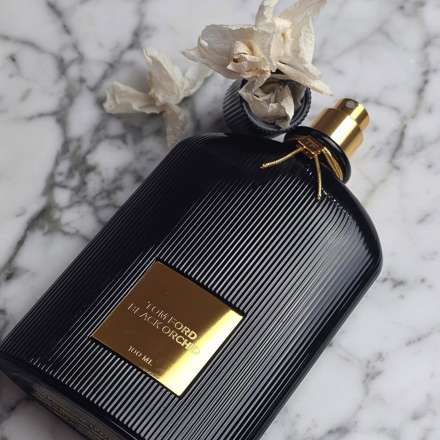 Don't you love a fragrance that fills the room? Black Orchid by Tom Ford.
.
.
.
.
.
.
Top notes are Truffle, Gardenia, Black Currant, Ylang-Ylang, Jasmine, Bergamot, Mandarin Orange and Amalfi Lemon; middle notes are Orchid, Spices, Gardenia, Fruity Notes, Ylang-Ylang, Jasmine and Lotus; base notes are Mexican chocolate, Patchouli, Vanille, Incense, Amber, Sandalwood, Vetiver and White Musk.
.
.
.
.
.
.
.
#perfume #designerperfume #smellgood