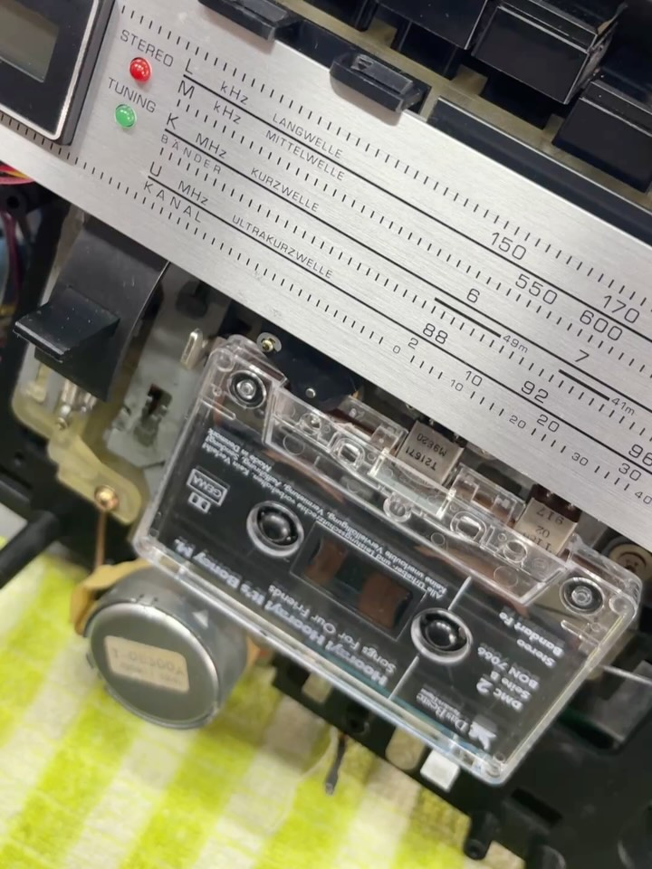 Nordmende Globtrotter 4084… War auch wieder ein langer Weg. Schalter reinigen, Motor zerlegen. Diverse Bauteile tauschen, Abgleich. Aber jetzt geht’s nach Hause…😎
#vintageaudiomd #vintageaudio #vintageaudiorepair #vintagehifi #boombox