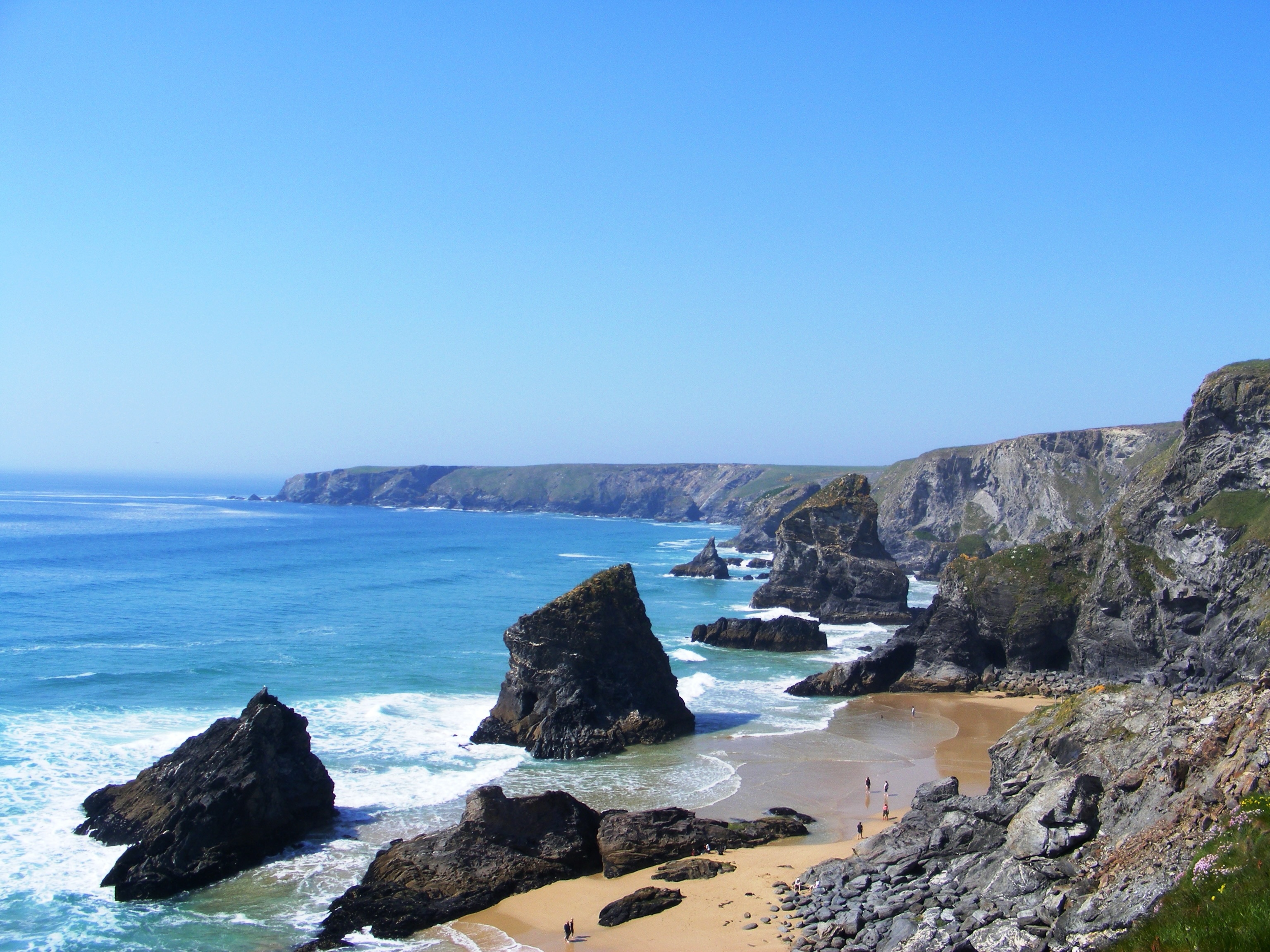 Bedruthan Steps.
Once believed to be used by giants as stepping stones to cross the bay, these stacks have been moulded out of the Devonian-aged Bedruthan Formation by the Atlantic Ocean.
Fracture sets that cross-cut these rocks are likely to have given a helping hand to this.
The existence of a major N-S fault zone running parallel to this stretch of coast has a significant impact on the structural geology preserved in the rocks.
These structures , along with the widespread occurrence of ENE-WSW faults running perpendicular to the former, significantly impact the rockfall potential along and subsequently the shape of this coast.
#cornwall #cornishcoast #swcoastpath #geology #geologyrocks
