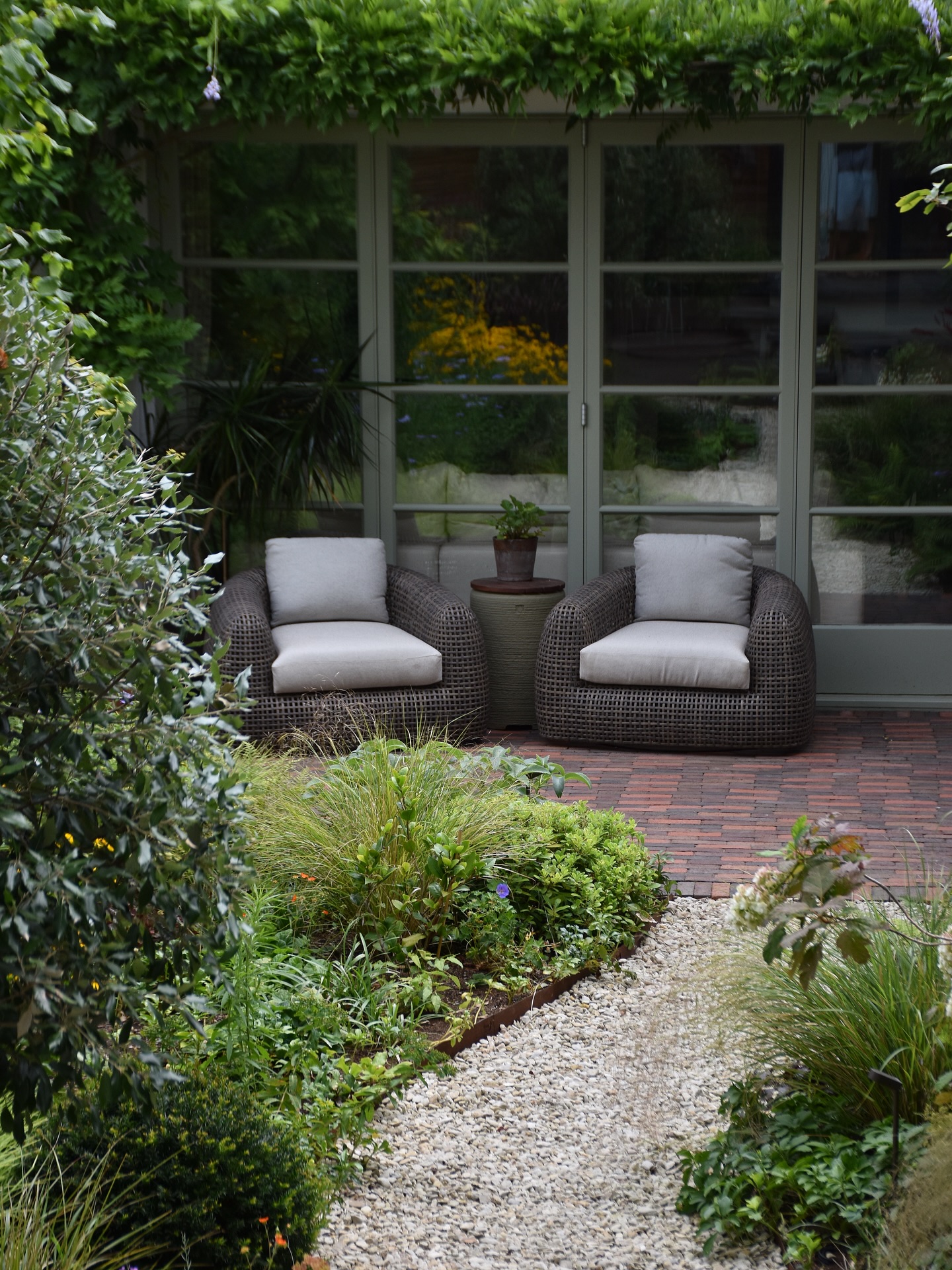 The Cottage in Balham has really come to life this summer. Thank you @farmlanelandscaping, It really makes a difference when clients take on a proper after care team to ensure their investment in the garden is looked after.