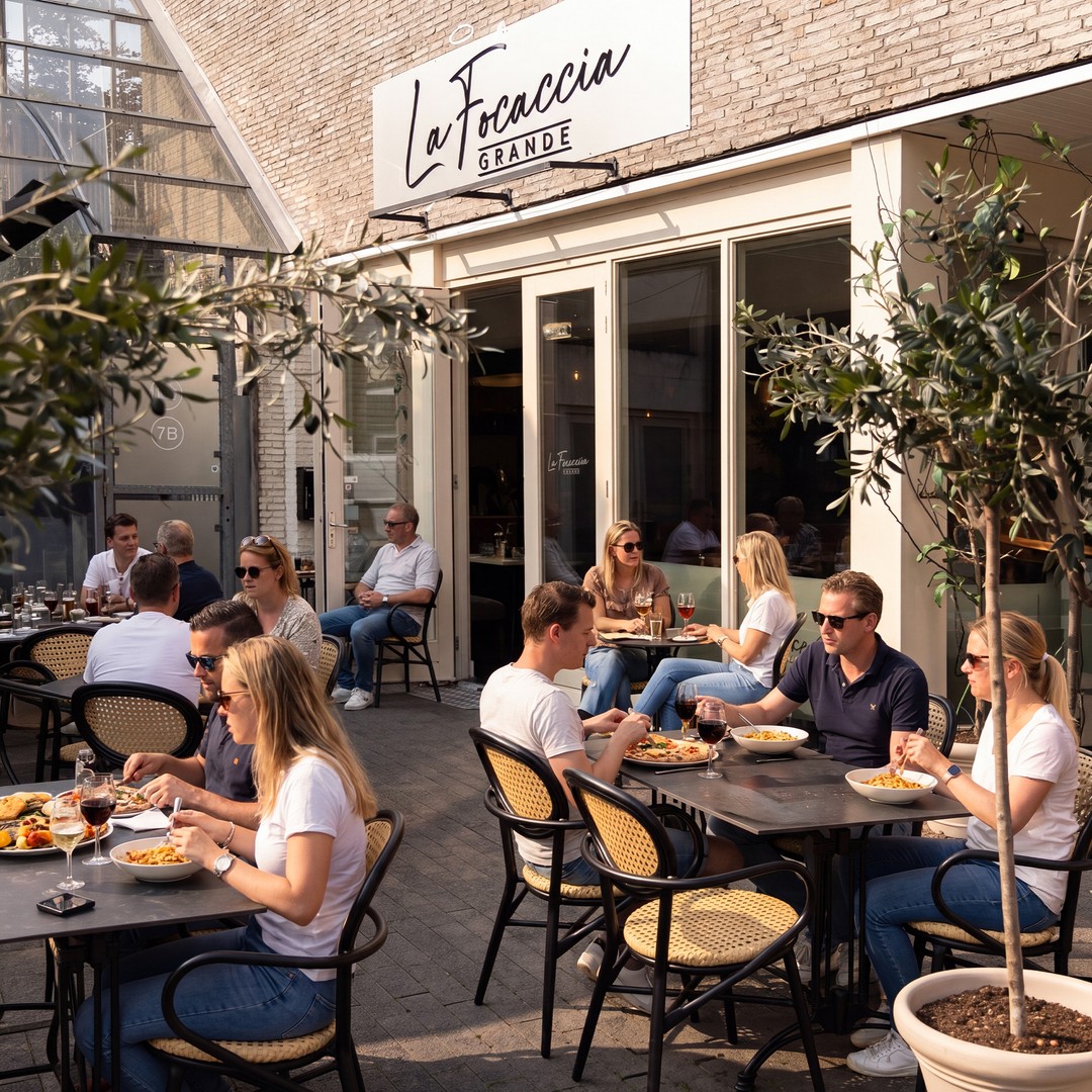 ☀️🍹Zonnig weer en gezellige terrassen! Geniet nog even van de heerlijke middagen en lange avonden. Zo voelt de zomer in ons winkelgebied.
#breekdeweek #winkelgebied #dekempenaer #genieten #gezelligheid #bollenstreek #oegstgeest