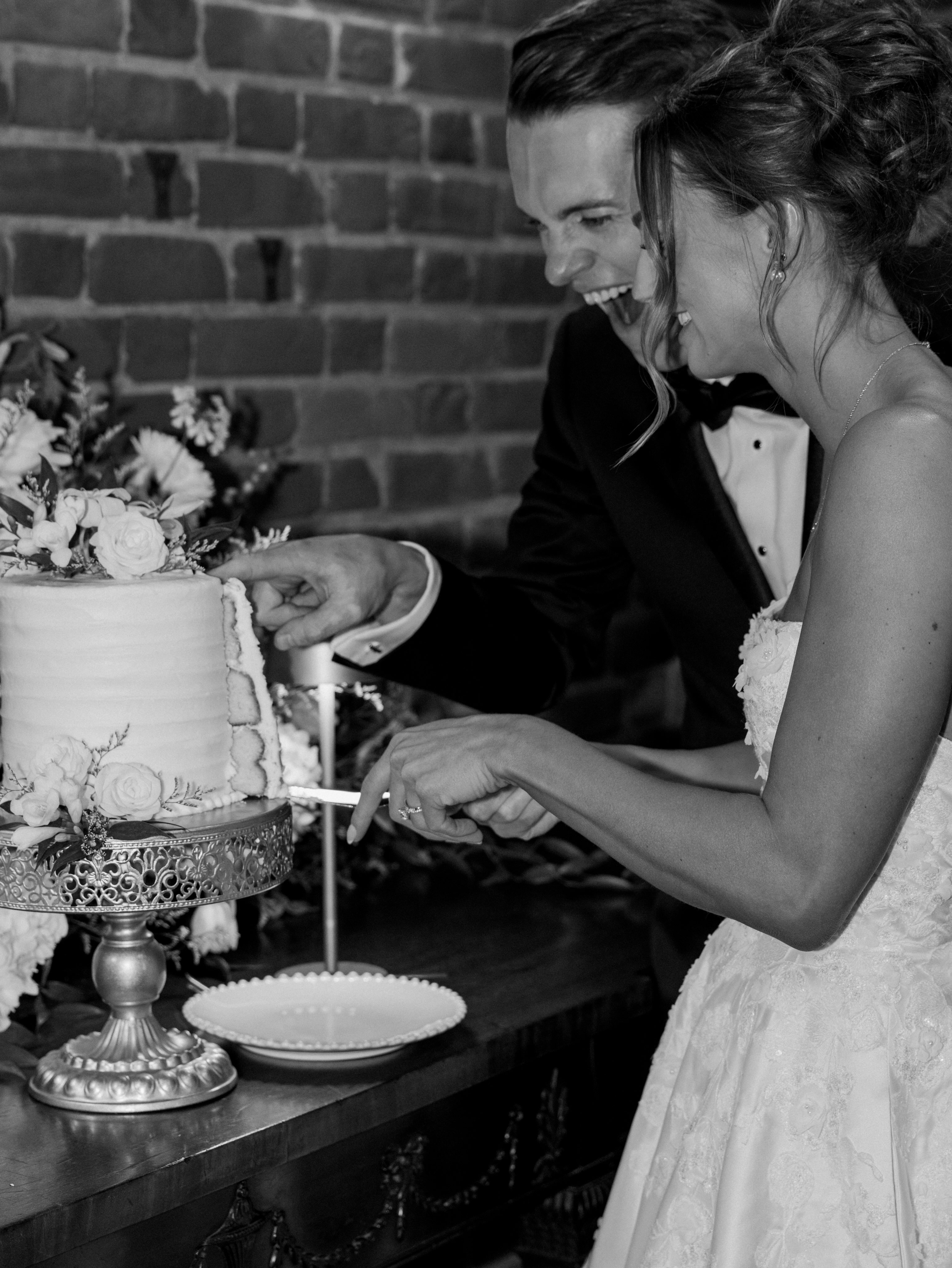 Save me a slice🍰✨🌙
#starrynighteventsrva #starrynighteventsrvaplanning #starrynighteventsrvaflowers #starrynighteventsrvacouples #starrynighteventsrvaweddings
Planning & Florals | @starrynighteventsrva @tanya_m_cornwell
Photography | @marshallarts.photography
Videography | @itsjustinbayless
Venue | @estateatriverrun
Ceremony Music | @terra_voce_duo
Band | @trademarkbandrva @eastcoastentertainment
Catering | @cater2events
Rentals | @rentequipva
Beauty | @theveilbridalco
Bride | @mackenziepomp