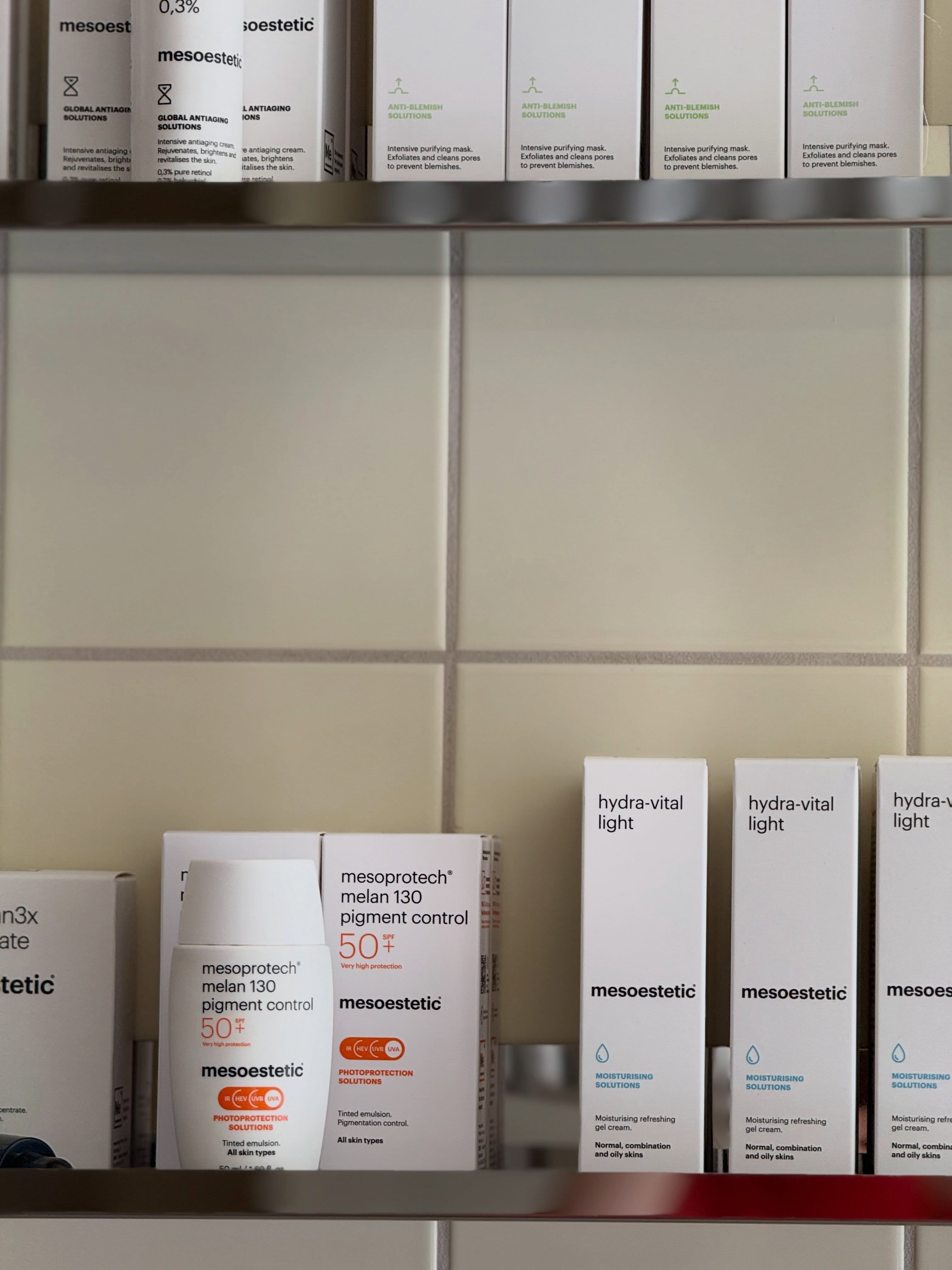 🖤 NYHEDER FRA MESOESTETIC 🖤
✨ HYDRACREAM FUSION
Dette er en balancerende, anti-forurenende rensende ansigtscreme-olie. Der giver næring og fugt til huden og efterlader den smuk og glat. Den starter som en creme og bliver den til blødeste olie, når du kommer den på huden. Du masserer den på tør hud og skyller efter med vand.
Pris: 219kr
#lajoliedk #heledig
✨ BLEMIDERM RESURFACING GEL
Genteksturerende gel til kombineret, fedtet eller akne-udsat hud med indhold af salicylsyre og glycolsyre. Den fornyer, renser og genstrukturerer huden, reducerer overskydende talg, fjerner tilstopninger af porerne og regulerende virkning på de vigtigste akne-udløsende faktorer for at forhindre forekomsten af pletter.
Pris: 459kr
#lajoliedk #heledig
✨ PURE RENEWING MASK
Pure renewing mask er en kraftfuld rensende maske, der fokuserer på at eksfoliere huden og rense porerne for at forebygge og reducerer urenheder. Den unikke hvide ler skaber øjeblikkeligt en renseeffekt ved at absorbere overskydende olie og urenheder fra hudens overflade.
Pris: 309kr
#lajoliedk #heledig
✨ HYDRA VITAL LIGHT
Forfriskende og revitaliserende fugtgivende gelcreme til normal, kombineret og fedtet hud. Giver kort- og langsigtet fugt og beskytter mod ydre angreb, såsom forurening. Denne lette og forfriskende tekstur hjælper med at regenerere hudcellerne og tilføre næring uden at efterlade en fedtet fornemmelse.
Pris: 459kr
#lajoliedk #heledig
✨ MESOPROTECH MELAN 130 PIGMENT CONTROL SPF 50
Denne mineralbaserede solcreme er ideel til daglig brug og giver en effektiv barriere mod solens skadelige stråler. Mesoestetic Mesoprotech® Mineral Fluid SPF50, en avanceret solcreme, der giver høj beskyttelse mod UV-stråler samtidig med en let og behagelig følelse på huden.
Pris: 389kr
#lajoliedk #heledig
✨ MELAN TRAN3X CONCENTRATE
Denne intensive depigmenterende serum, virker på overskydende pigmentering ved synligt at reducere mørke pletter. Den ultralette struktur lægger sig rigtig fint under din sædvanlige creme.
Pris: 869kr
#lajoliedk #heledig
✨ SKINRETIN 0,3%
Natcreme, der kombinerer ren retinol og bakuchiol med en intensiv regenererende og fornyende virkning. Forynger, lysner