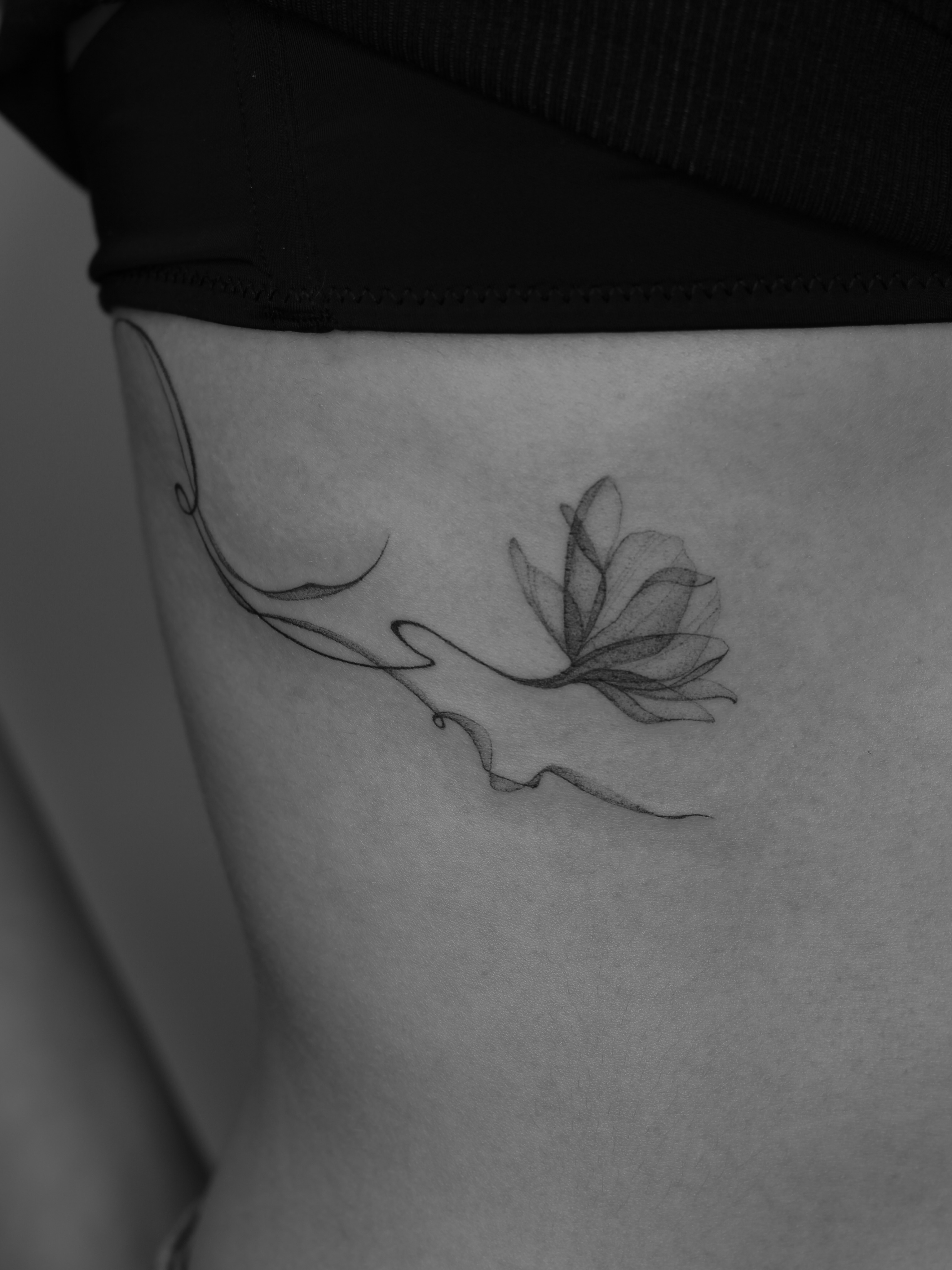 Simple and elegant ✨
#tattoovilnius #vilniustattoo #fineline #flowertattoo