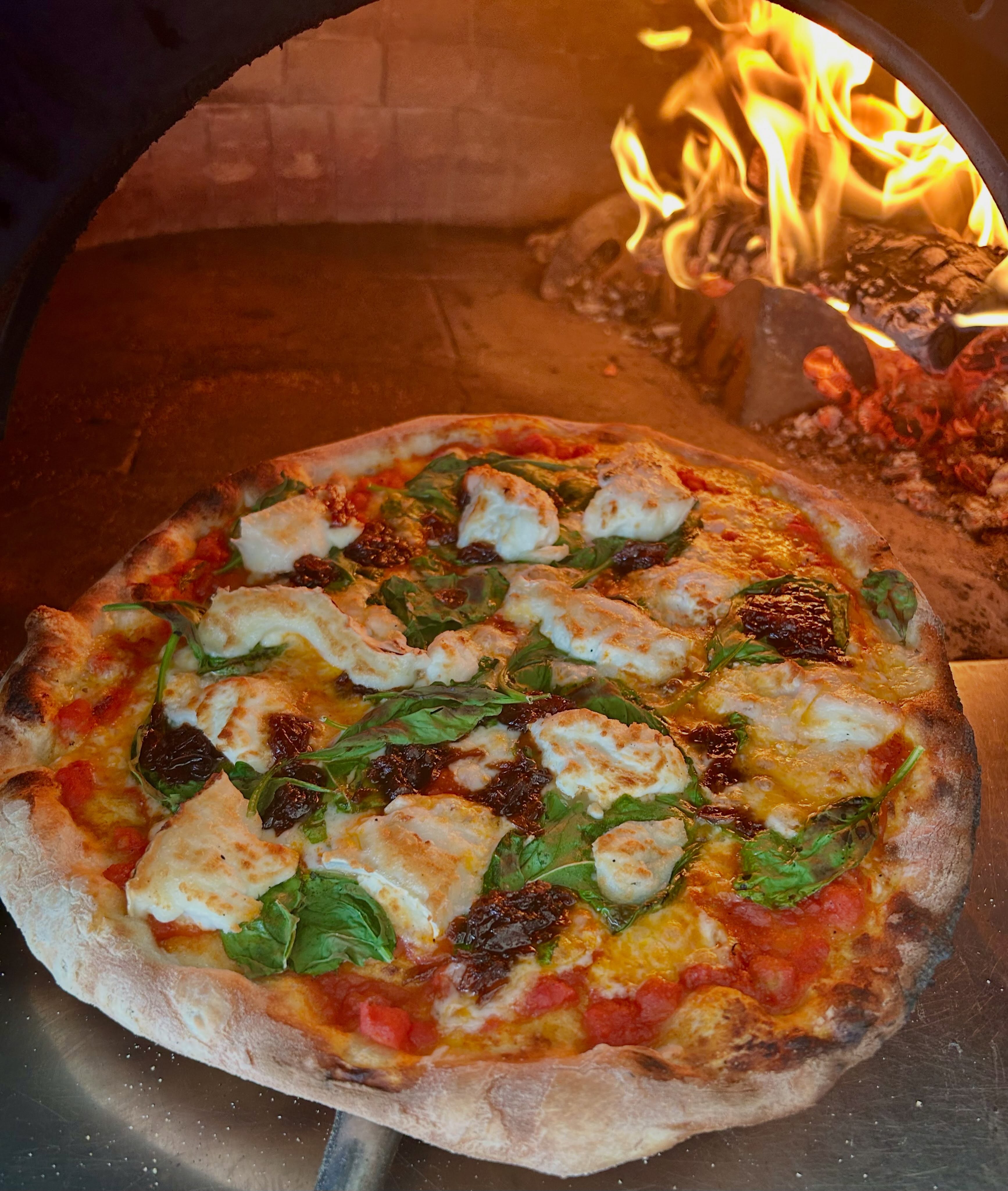 This months special 👨🍳 🍕
Goats cheese, baby spinach, red onion chutney.
#goatscheese #spinach #chutney #pizza