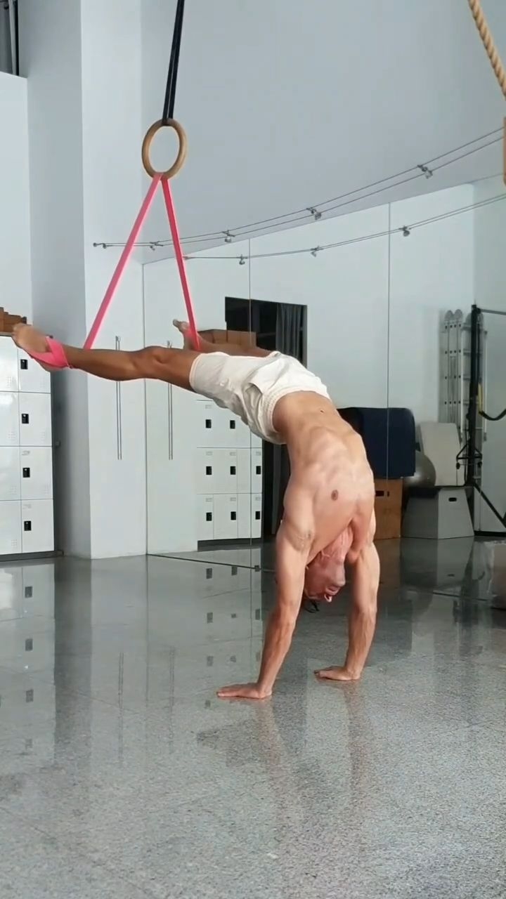 Mexican Handstand To Back Bend using Fitbandstrong:
www.fitprogress.com/shop/fitbandstrong
FitBand Strong with 4.5 cm (1.77 inches) width provides a comfortable and secure feel. Instantly adjust the resistance by sliding the high-resistance buckets to perfectly match your skill level and specific exercises, such as the L-sit, V-sit, or Tuck and more...
FitProgress Studio Coaching @HandstandTrack Balance Support System.