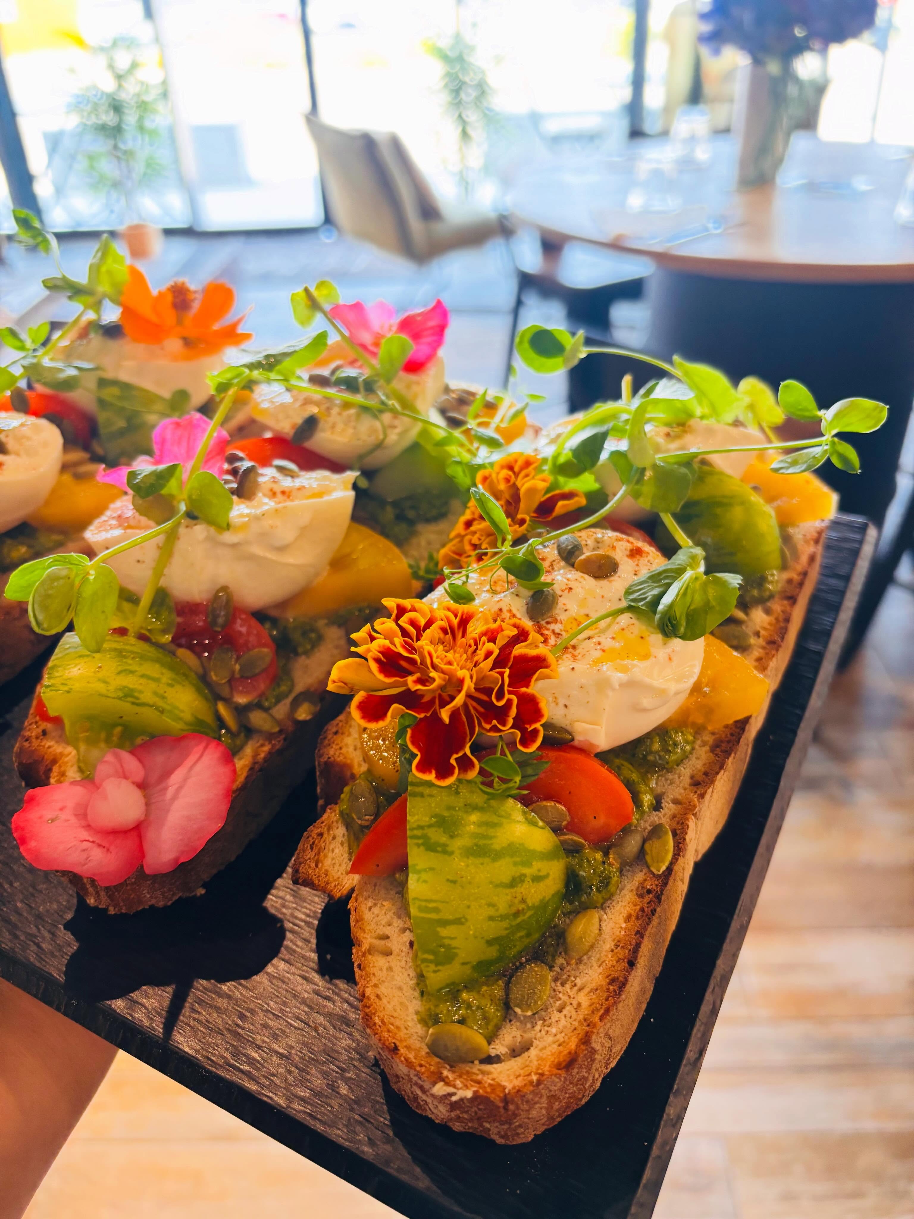 Ces beautés sont disponibles à la vente à emporter ou à deguster sur place.
#tartinepestotomateburrata #surplaceouaemporter #faitmaison