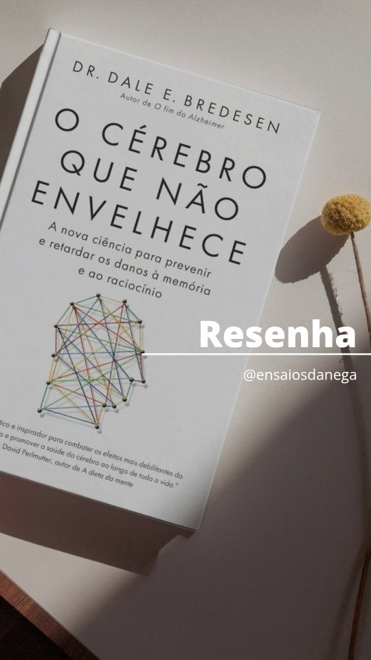 #ParceirosDaSextante A gente costuma pensar no envelhecimento como algo que acontece lá na frente.
Mas O Cérebro que Não Envelhece, do neurologista Dale Bredesen, fez perceber que ele começa nas pequenas escolhas que fazemos todos os dias.
Confesso que comecei essa leitura imaginando encontrar um livro cheio de termos técnicos e orientações difíceis de colocar em prática. Encontrei exatamente o contrário: uma conversa que nos convida a olhar para a saúde do cérebro com mais atenção, antes que ela se torne motivo de preocupação.
Mais do que falar sobre memória ou doenças neurodegenerativas, Dale Bredesen propõe uma reflexão importante: cuidar do cérebro também é uma forma de cuidar da vida que queremos continuar vivendo.
Foi impossível não pensar em como, muitas vezes, dedicamos tempo para cuidar do corpo, mas esquecemos que nosso cérebro também precisa de descanso, movimento, boa alimentação, curiosidade, aprendizado e propósito.
Essa não foi uma leitura que despertou medo em mim. Foi uma leitura que despertou responsabilidade.
Responsabilidade de lembrar que envelhecer não precisa significar apenas perdas, mas também a possibilidade de construir uma vida com mais autonomia, presença e qualidade.
Saí desse livro com uma certeza: talvez a melhor forma de cuidar do futuro seja começar, com carinho, pelo hoje.
📚 Você costuma pensar na saúde do cérebro como parte do seu autocuidado?
______________
Este exemplar foi enviado pela @editorasextante por meio do Programa de Parceiros. As opiniões compartilhadas aqui refletem a minha experiência de leitura.
#OCérebroQueNãoEnvelhece #saúde #longevidade #Livros