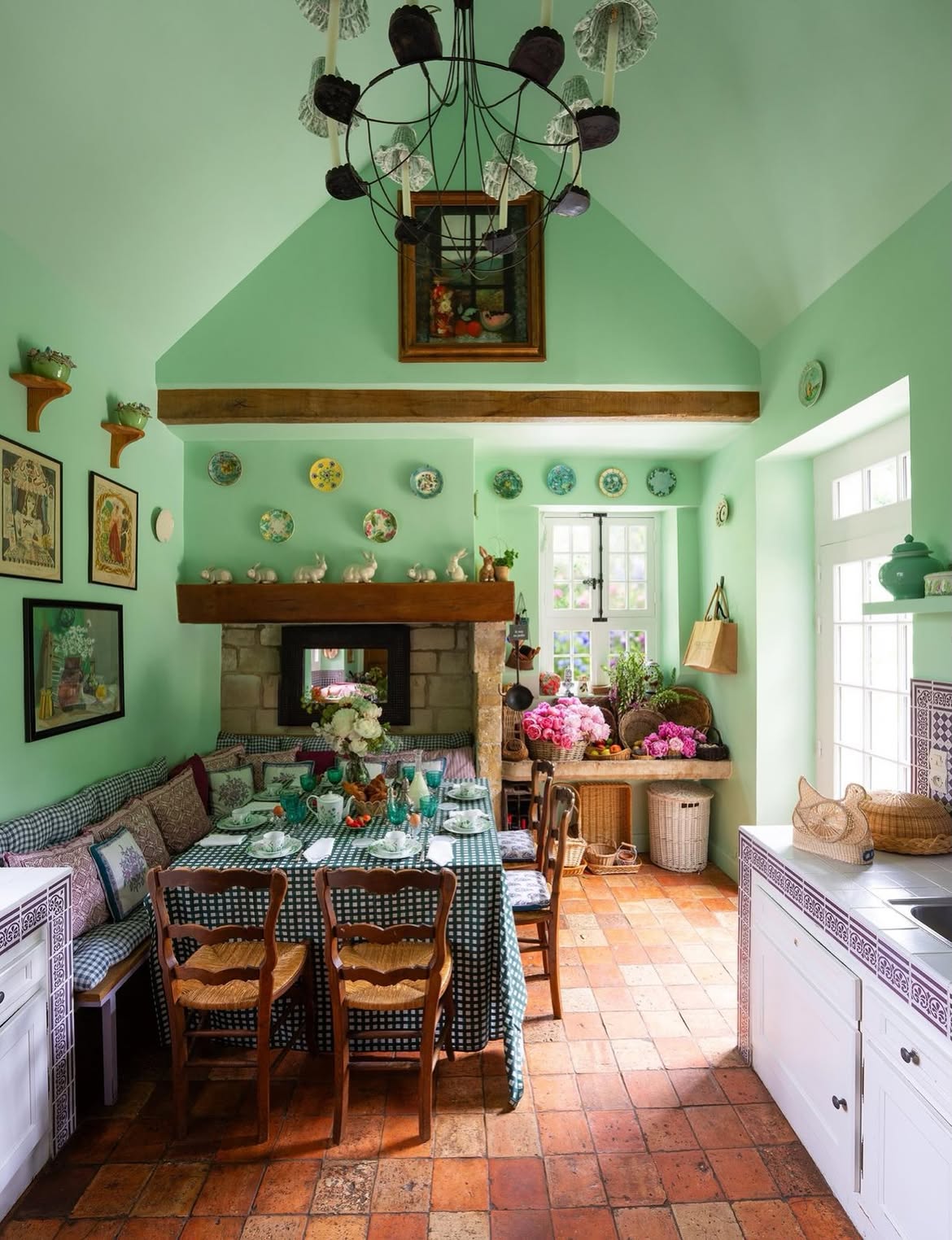 On a trouvé notre cuisine de rêve et elle se trouve dans la maison de campagne de @cordeliadecastellane 🌸🧚
📖 @holaliving_es
📸 @olegcovian