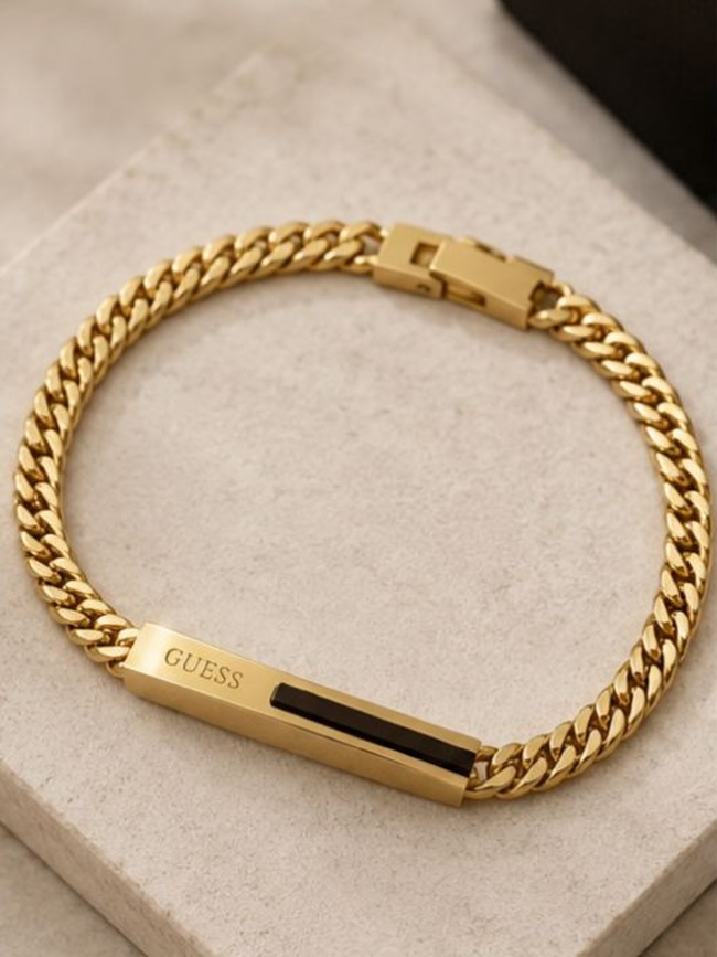 Sencillez, carácter y elegancia. ✨
Esta pulsera de Guess destaca por su diseño de eslabones y su placa central, creando una pieza moderna y atemporal. Perfecta para quienes buscan un complemento con personalidad que combine con cualquier ocasión.
Un básico que nunca pasa de moda. 💛