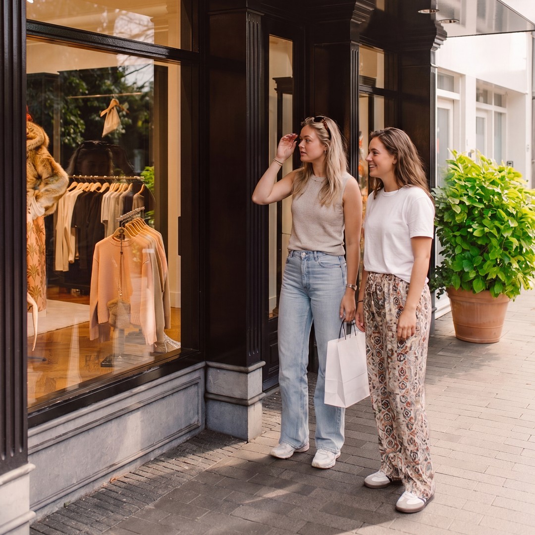 🛍️ Jij en je vriendin, wandelend door de straat, en opeens zie je het: dat ene zomer-item waar je nog naar op zoek was. Nu kan de vakantie echt beginnen!
#shoppen #winkelen #winkelgebied #dekempenaer #genieten #gezelligheid #bollenstreek #oegstgeest