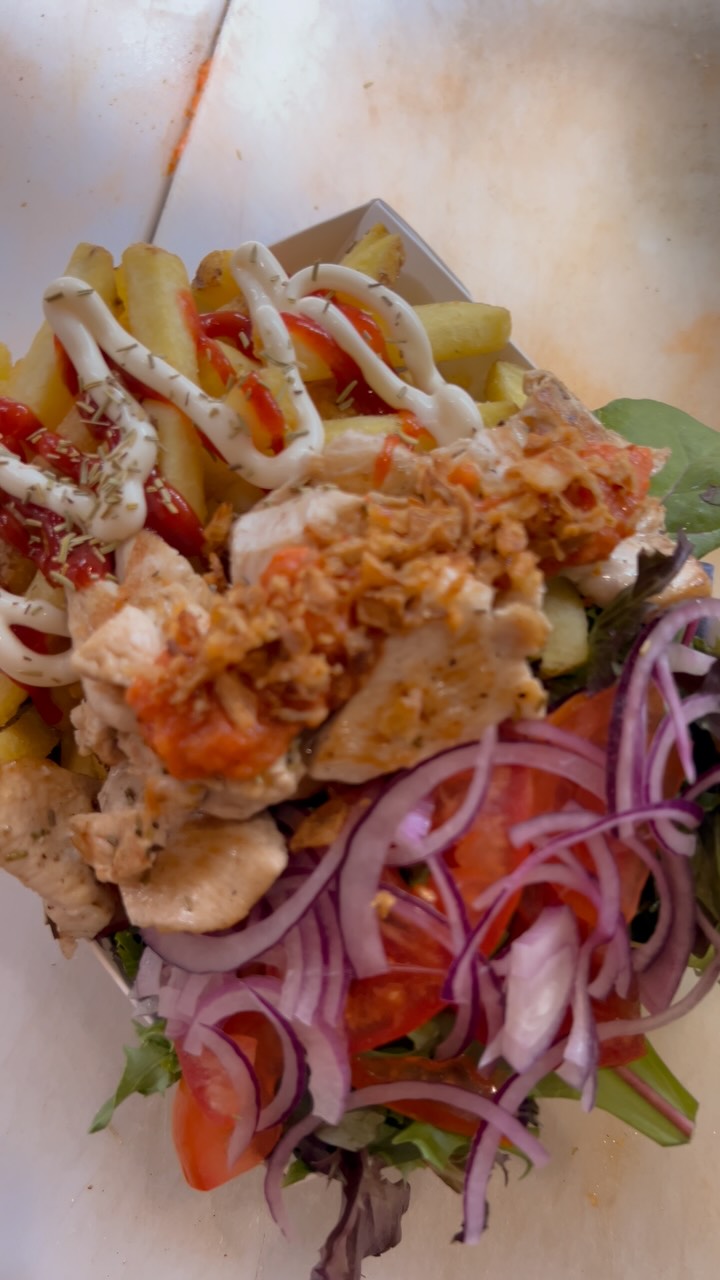The full package summer sorted 🙌
Grilled chicken · fresh salad · chips
All in one box. All day long 🫶
📍 Spitalfields Market
🛒 mammasgoodies.co.uk for pickup orders
🛵 Deliveroo — link in bio
#MammasGoodies #LunchBox #GrilledChicken
#SpitalfieldsMarket #SummerEats