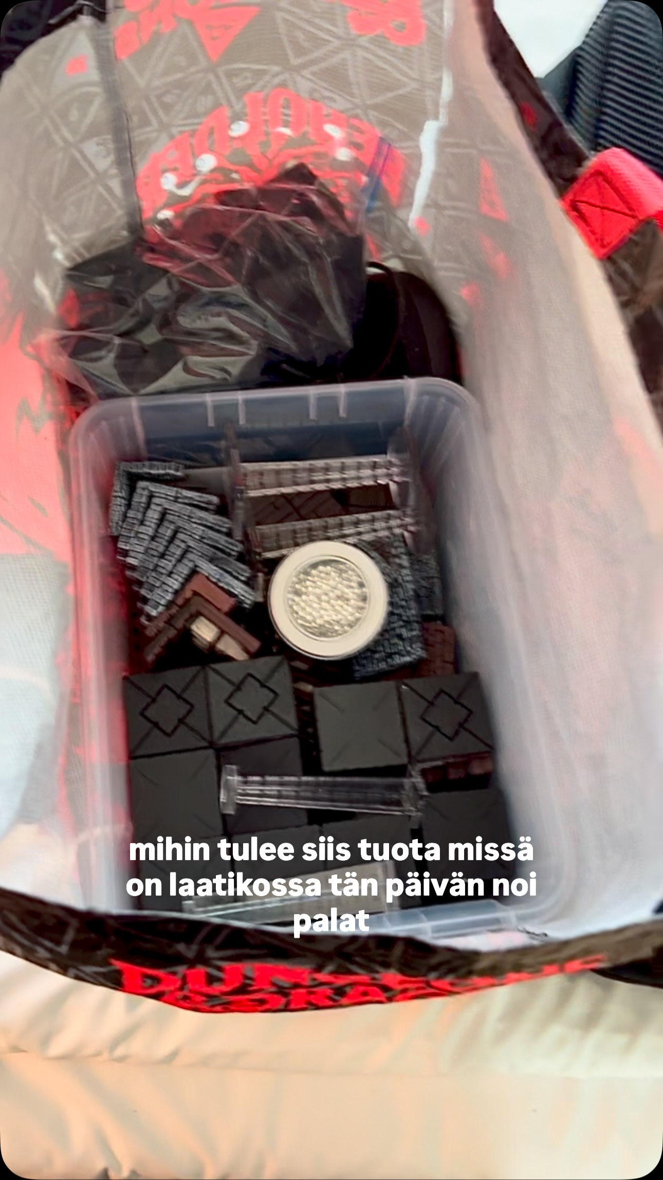 Coni rannekke ja passi on haettu aamusta. Nyt kamat reppuun ja odotellaan ovien aukeamista. Ihan hiton siisti päivä ja ilta tulossa!