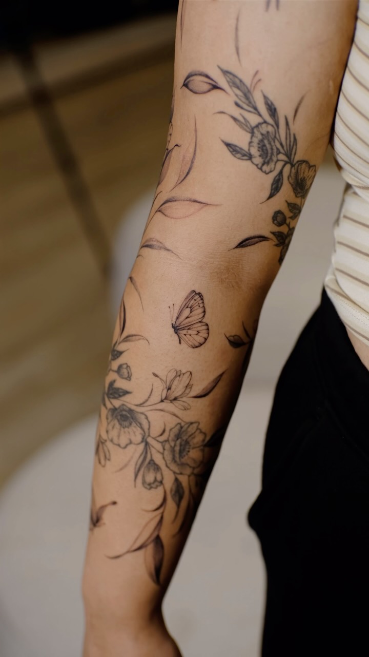 Adding botanical elements and dainty butterflies to an older, a bit thicker lined tattoo, that was done by a different artist a while ago - was one of the most challenging yet fun design decisions, just look at how delicate my client’s sleeve is turning out to be 🥹 done using organic inks of course 🫶 #tattoobigisland #tattoohawaii #tattookona #tattookamuela #tattoowaimea