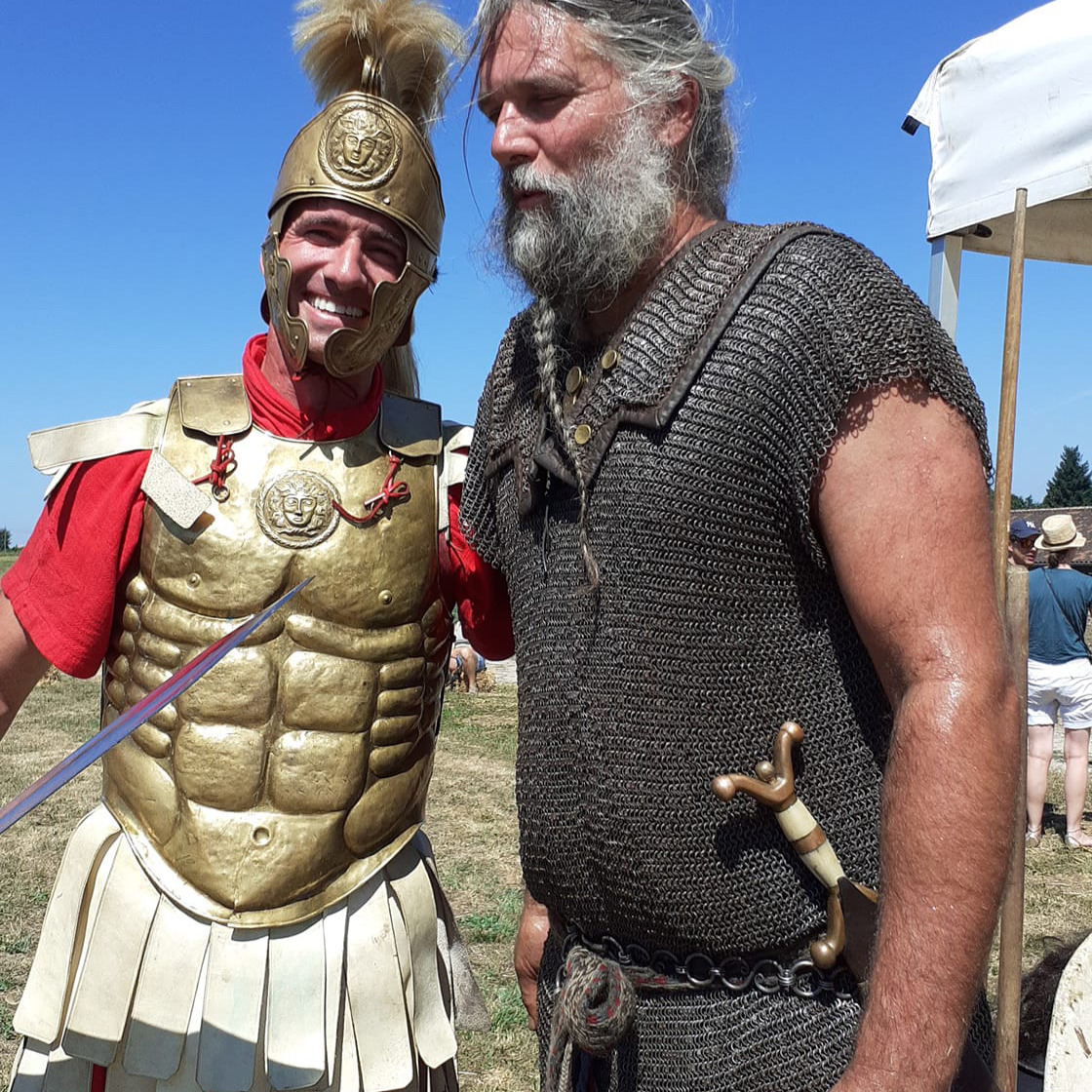 Deux adversaires ⚔️
Une même passion pour l'Histoire !
#imperiumanticum #romeantique #histoirevivante #guerredesgaules #reconstitutionhistorique