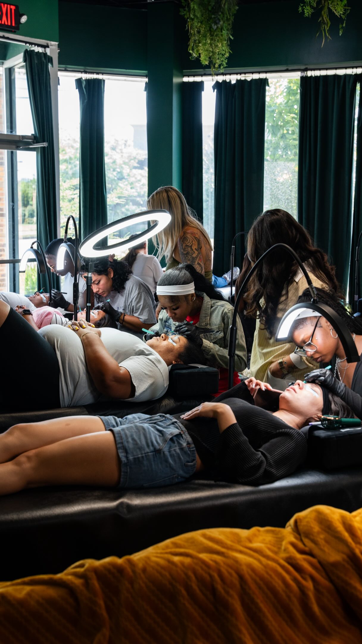 Just a few of our past 45 hour IDOH lash students 🥹
They completed our 6 day program that takes beginners with 0 confidence & turns them into capable, confident artists that can actually create the styles clients are asking for! 🔥
This is our most popular training for a reason 🙌🏼 and it never gets old seeing the students get excited about something new that they can take anywhere with them!!!!
Next training date: August 27-29 & Sept 3-5 (5 seats left)
If you’ve been thinking about learning how to lash the right way the first time, send us a dm 🫶🏼