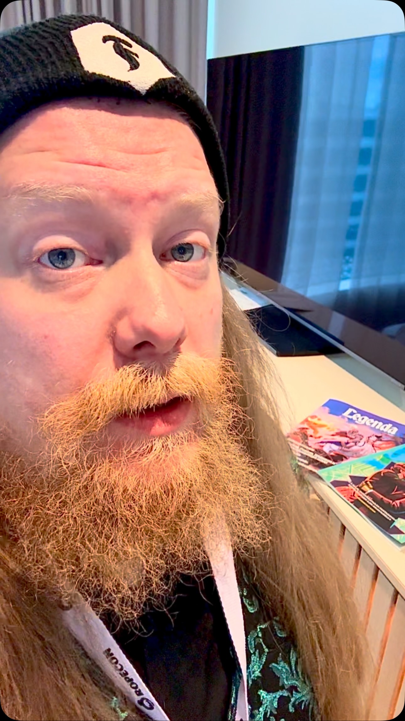 Perjantai on paketissa ja tänään on uusi coni päivä🥳 Eilen oli valtavan kiva päivä kun näki ja pääsi juttelemaan uusien ja vanhojen tuttujen kanssa! Katoaminen Kantolassa meni tosi hyvin ja kadonneen leipurin mysteeri ratkesi. Pasi pelauttaa tänään Tervetuloa Eevekotoon julkaisusta lyhyen intro seikkailun ”Kojeeseen Kadonnut” klo 1700 alkaen. Nähdään ehkäpä siellä!