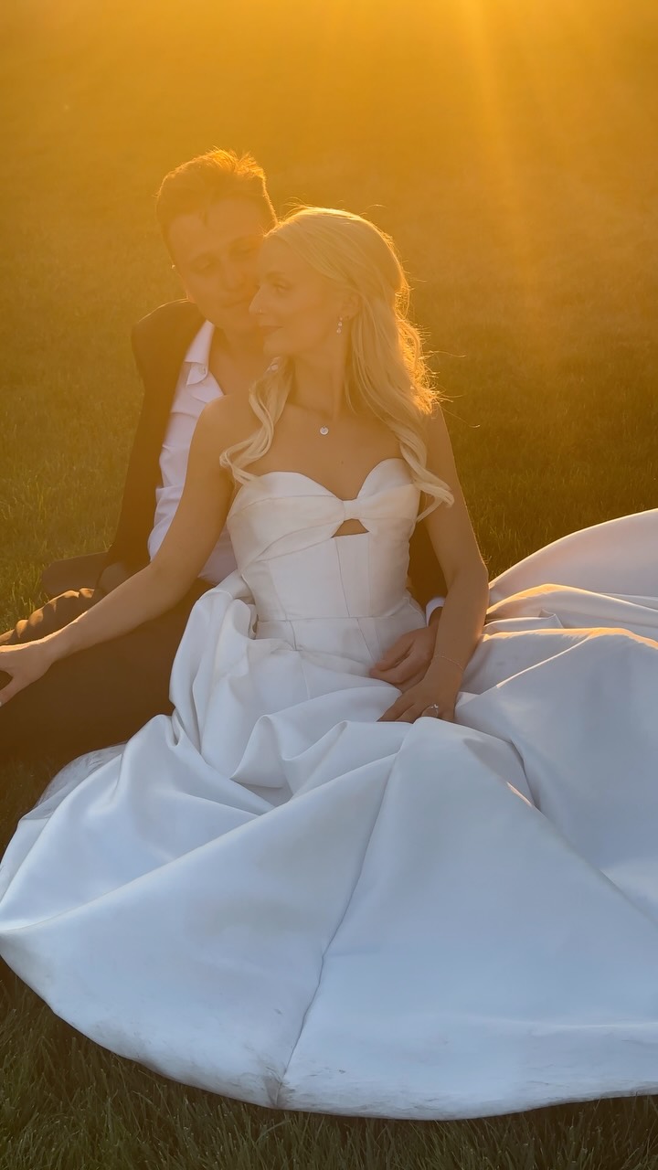 Elizabeth + Andrew #btsxbridal
Photographer @coreyandkyha
Content @bts.bridal
Venue @bellesonthebluff
MUA @blushbyt_
#weddingcontentcreator #weddingbts