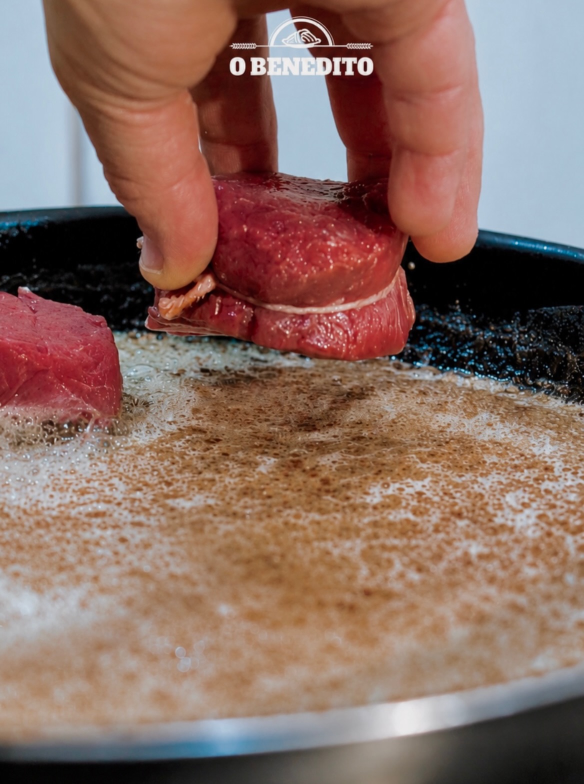 Aqui, o filé mignon é cuidadosamente selecionado, respeitando a procedência, a qualidade e o padrão que levamos à sua mesa.
Desde sua chegada em nossa cozinha ao manuseio, cada etapa é realizada com atenção aos detalhes, porque acreditamos que uma boa experiência gastronômica começa na escolha dos melhores ingredientes.
Tudo é selecionado e manipulado com rigor, para garantir sabor, textura e excelência em cada prato.
Garanta o seu Medalhão ao Molho Madeira neste fim de semana!