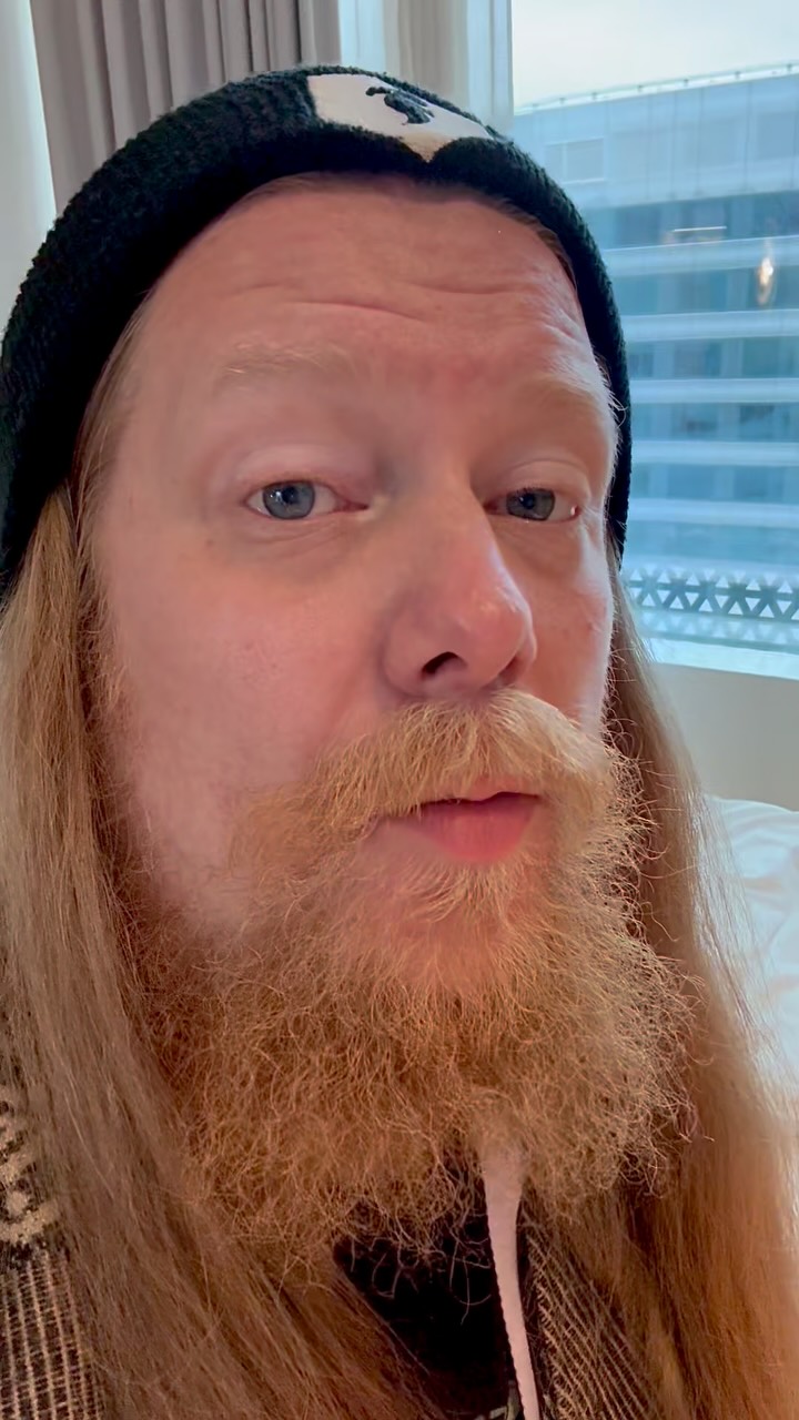 Kolmas ja viimeinen conipäivä! Eilen oli tosi mukava päivä! Eevenkotoon sijoittuva pelautus meni erittäin mallikkaasti ja pelaajatkin vaikutti siltä että tykkäsivät! Tää päivä starttaakin sit kello 10 kun pelautetaan L&L seikkailu ”Yhdeksän Väärää Kättä”. Nähdään pelipöydässä ja conissa!