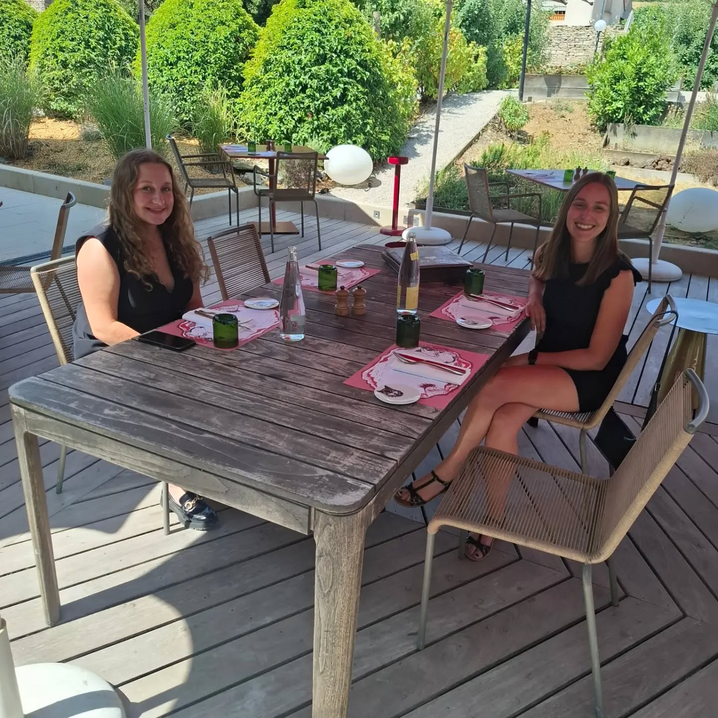 ☀️ Déjeuner d'été au cabinet… avec deux invités un peu particuliers !
Cette année, nous avons convié nos deux futures recrues, une experte-comptable et un expert-comptable, qui rejoindront l'équipe à l'automne 🚀
Parce que l'onboarding ne commence pas à la signature du contrat, ni le jour J. Il commence dès que l'on se dit oui.
À leur arrivée, ils retrouveront des visages familiers. Et ça change tout 💙
TO DO : partager un délicieux repas et apprendre à se connaitre
#madamebnc #monsieurbnc #madamebic