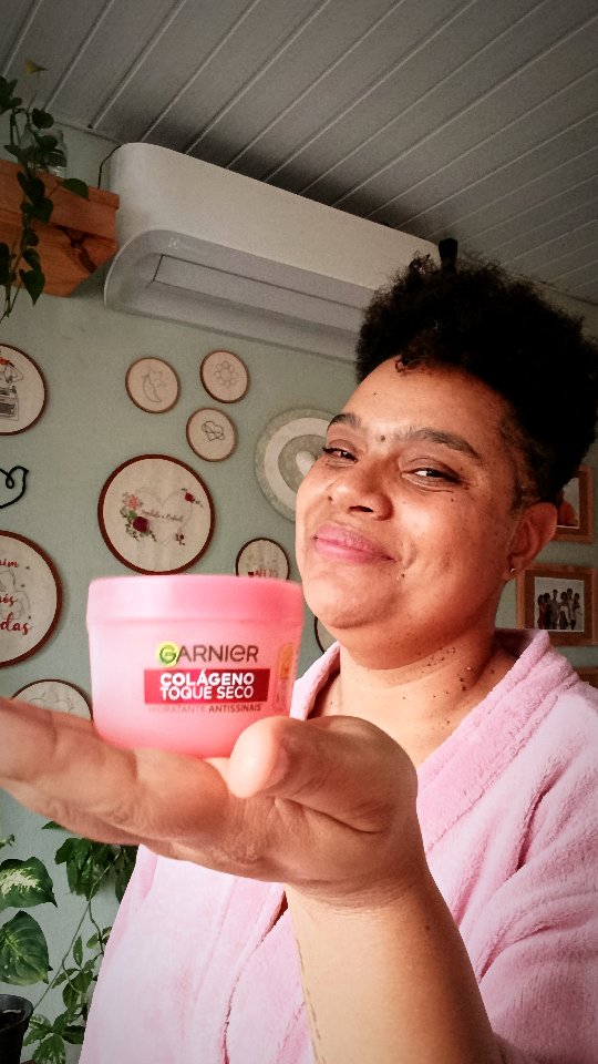 Nunca fui a pessoa que tinha uma rotina de skincare. Por muito tempo, meu único cuidado com a pele era o protetor solar. Mas a menopausa trouxe mudanças que eu não esperava: minha pele ficou muito mais seca e as linhas de expressão começaram a aparecer com mais intensidade.
Foi nesse momento que decidi olhar para mim com mais carinho.
Desde o ano passado, o Hidratante Facial Antissinais Toque Seco de @garnierbrasil faz parte da minha rotina. Gosto porque ele hidrata sem pesar, deixa um toque sequinho e funciona muito bem para a minha pele.
Mais do que um produto, ele acabou se tornando um pequeno lembrete de que cuidar da gente não tem a ver com tentar parecer mais jovem. Tem a ver com acolher o corpo em cada fase da vida.
E acho que isso também é uma forma de afeto. ❤️
Vocês também sentiram mudanças na pele depois dos 40 ou da menopausa? Quero muito saber como tem sido essa experiência por aí.
#LOREALISTARBR #RotinaComLoreal #Skincare #Menopausa #SouLorealistar