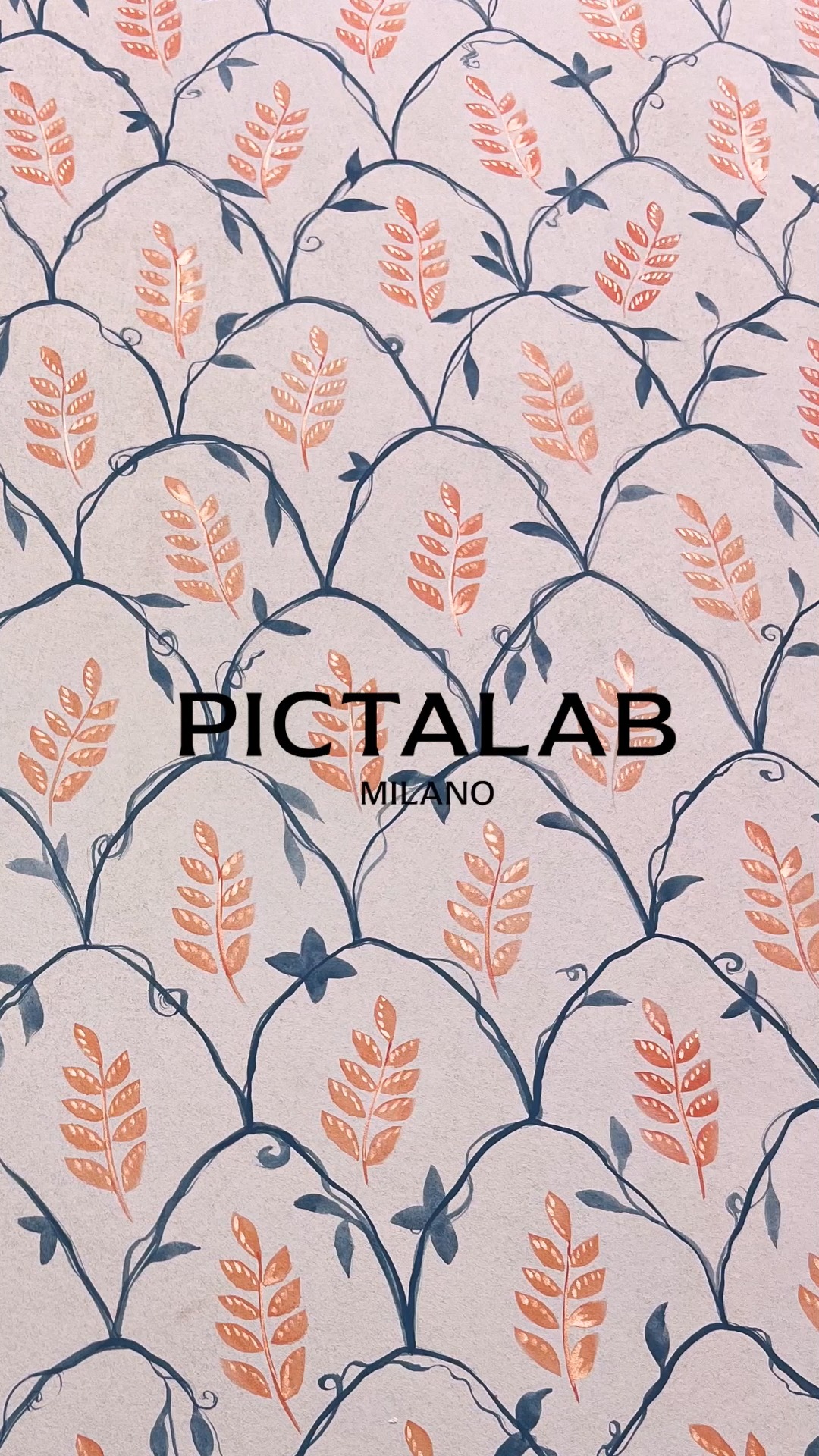Un pattern fresco e meticolosamente fatto a mano, foglia dopo foglia, pennellata dopo pennellata.
Un racconto che parla di mani, pazienza e precisione.
Video: @virginiataroni_videomaker
