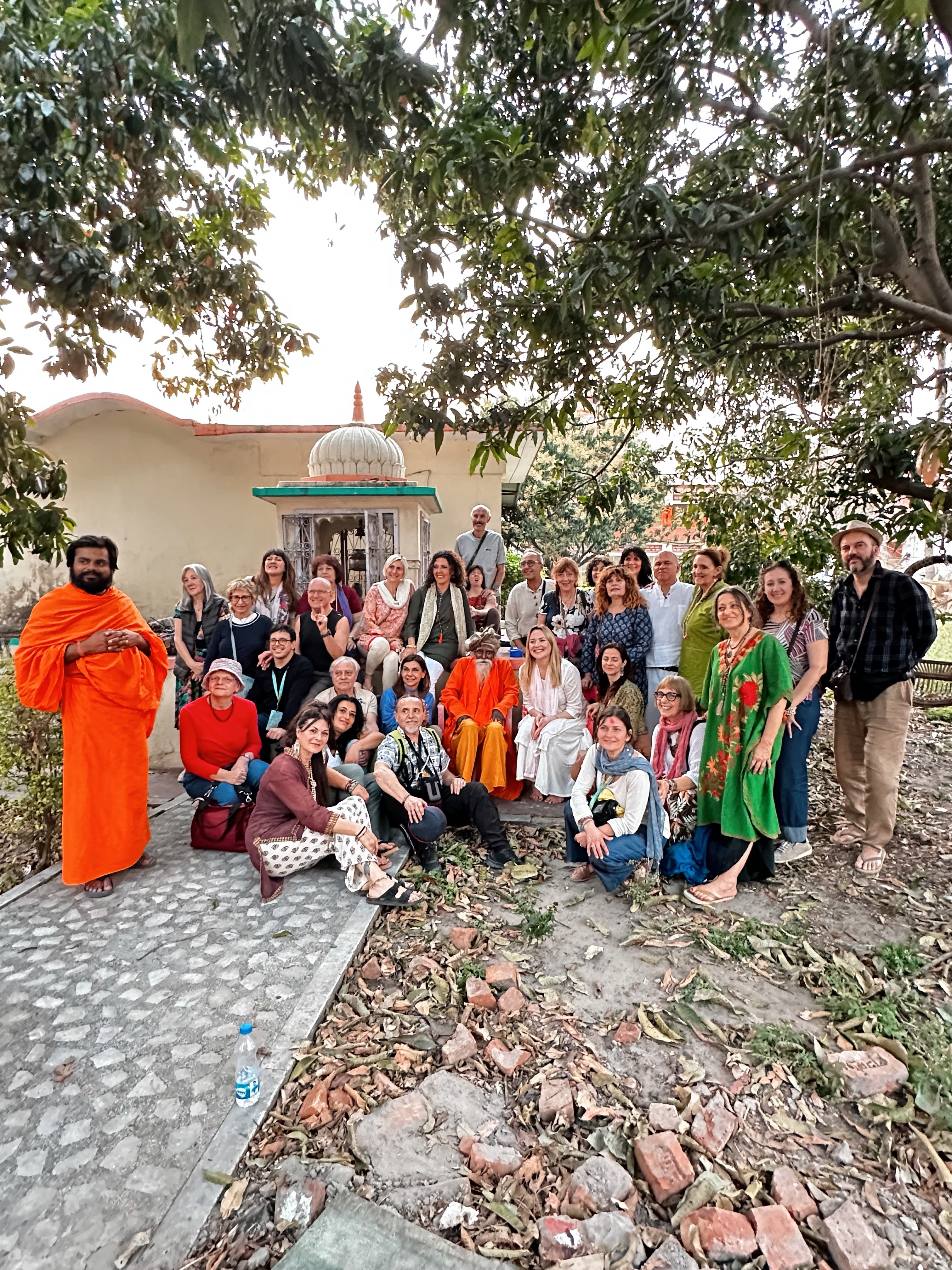 Non desidero semplicemente portarti in India. Desidero condividere con te una terra che, negli anni, ha trasformato profondamente il mio modo di vivere la spiritualità e di guardare la vita 👇🏻✨
Questo viaggio nasce da ciò che ho vissuto in prima persona.
È il frutto di anni di ricerca, di pellegrinaggi, di incontri con Maestri, di meditazione, di esperienze che hanno lasciato un segno profondo nel mio cammino 🙏🏻
Per questo sarò con te in ogni momento…
Nelle pratiche di meditazione, nei momenti di condivisione, durante gli incontri con i Maestri, nei templi, lungo le rive del Gange, negli ashram e anche nei silenzi che, spesso, custodiscono gli insegnamenti più preziosi.
🪐 Ogni esperienza che vivremo insieme sarà un invito a rallentare, ad ascoltare e a lasciare che questa terra ci parli nel modo in cui ognuno di noi è pronto ad ascoltarla.
So bene che questo pellegrinaggio non è per tutti.
Non è un viaggio pensato per collezionare luoghi su luoghi. E non è neppure un’esperienza turistica.
Lo definirei un cammino per chi sente il desiderio di incontrare l’India con rispetto, presenza e apertura, lasciandosi trasformare dall’esperienza, passo dopo passo 🪷
Le immagini che ho raccolto per te in questo post raccontano alcuni dei momenti vissuti durante i nostri precedenti viaggi in India del Nord. Momenti e ricordi indimenticabili che, di volta in volta, contribuiscono ad avvicinarci un po’ di più alla nostra vera Essenza e per cui mi sento profondamente grata ❤️
🎁 Ti ricordo che iscrivendoti entro la mezzanotte di oggi 26 luglio potrai usufruire di uno sconto davvero importante sul costo finale del viaggio che vivremo insieme dal 24 gennaio al 5 febbraio 2027!
Se da tempo senti un richiamo verso questa terra e il tuo cuore continua a tornare lì, forse vale la pena fermarsi ad ascoltarlo…
💬 Commenta “Gange” e riceverai in DM il programma completo e tutte le informazioni sul viaggio!
👉🏻 Per ulteriori dubbi, domande o curiosità:
info@theacrudi.com
WhatsApp Cristian: +39 328 219 6304
#indiadelnord #india #viaggio #viaggiare #spiritualità