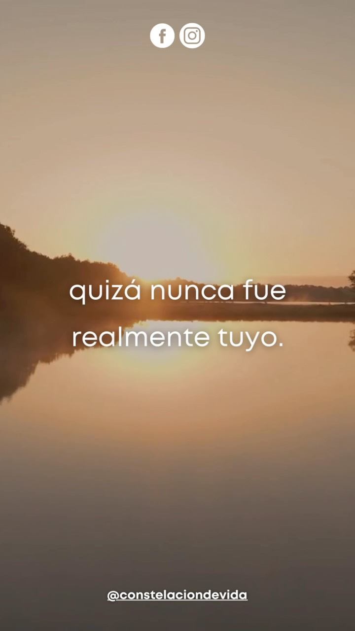 Hay momentos en los que sentimos que no podemos avanzar, aunque lo intentemos una y otra vez.
Nos prometemos cambiar, dejar atrás ciertos miedos, relaciones o emociones, pero algo parece llevarnos siempre al mismo lugar.
Desde la terapia sistémica, esto puede ser una invitación a mirar nuestra historia con otros ojos. Muchas veces cargamos responsabilidades, culpas o formas de relacionarnos que aprendimos dentro de nuestro sistema familiar. No porque alguien nos lo haya pedido directamente, sino porque, desde el amor y el sentido de pertenencia, desarrollamos lealtades invisibles que influyen en nuestras decisiones.
Comprender nuestra historia no significa vivir en el pasado ni buscar culpables. Significa reconocer aquello que pudo habernos marcado para dejar de reaccionar en automático y empezar a elegir de manera más consciente.
Sanar no consiste en olvidar lo que vivimos. Consiste en dejar de cargar aquello que ya no nos corresponde y abrir espacio para una vida con mayor tranquilidad, libertad y equilibrio.
Cada paso hacia el autoconocimiento es también un paso hacia una relación más sana contigo mismo y con quienes te rodean.
Quizá hoy sea un buen momento para preguntarte:
¿Qué estoy sosteniendo que ya no necesito seguir cargando?
✨ ¿Resonó contigo este mensaje? Cuéntamelo en los comentarios. Me encantará leerte.
🌐 constelaciondevida•com
🔮 Agenda tu sesión enlace en el perfil
📩📲 55 4453 509
#TerapiaSistémica #ConstelacionesFamiliares #SanaciónEmocional #Autoconocimiento #CrecimientoPersonal