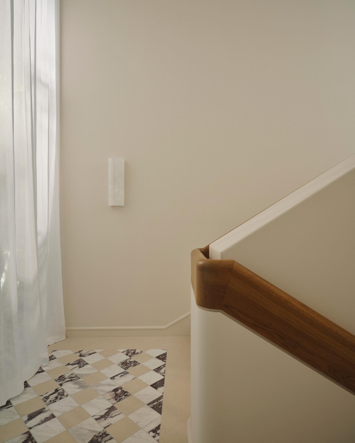 A little floor detail can change everything. By mixing stone with a warm neutral tile, the pattern feels timeless rather than bold. Just enough personality to make you look twice.
#oliivestudio #oliive_studio #interiordesign #interior #homedesign
