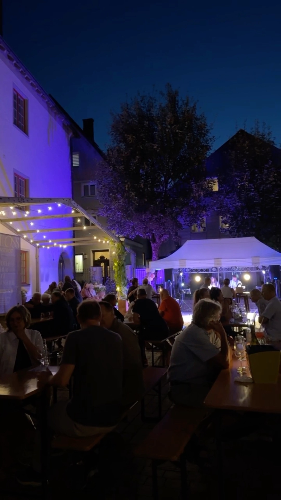 🍷 Weinfest 3.0 im Schlosshof 🍷
Es ist wieder soweit: Am 15. August feiern wir gemeinsam unser Weinfest – ein Sommerabend voller guter Weine, Live-Musik und entspannter Atmosphäre im Schlosshof. ☀️✨
🎶 Live-Musik mit Major7
🍷 Special Wein-Angebot
🕕 Beginn: 18 Uhr
🎵 Musik ab 19 Uhr
Freut euch auf einen Abend mit ausgewählten Weinen, Spritz & Co., guter Stimmung und vielen schönen Momenten unter freiem Himmel.
📅 15. August – markiert euch den Termin schon jetzt!